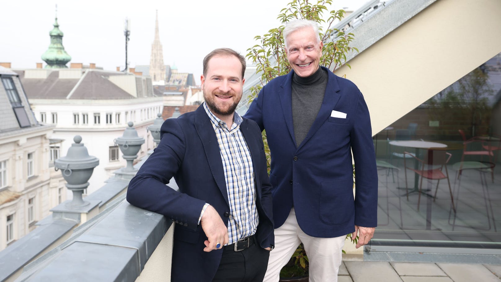 Chefreporter Tomsits (l.) mit Kramer auf der Redaktions-Terrasse – der Ausblick mit dem Steffl im Hintergrund hatte es dem Deutschen angetan.