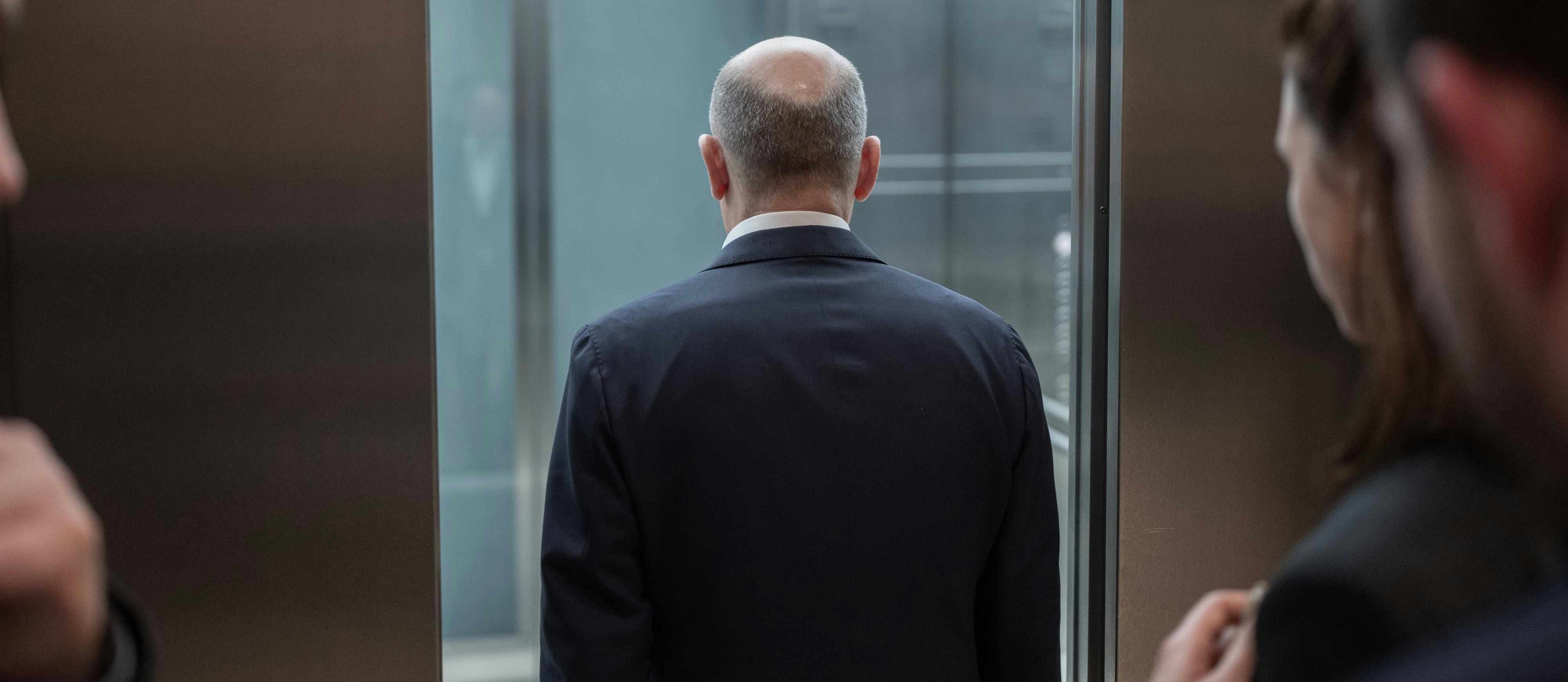 Vertrauensfrage im Jänner: Olaf Scholz nach dem Pressestatement am Weg in den Aufzug