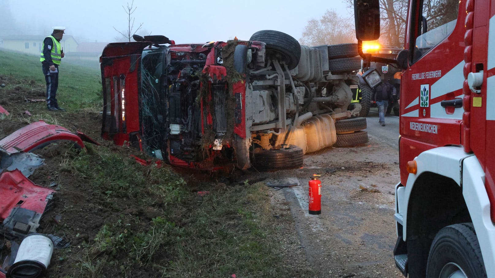 Ein mit Schotter beladener Lkw verlor die Kontrolle und krachte in einen Pkw.