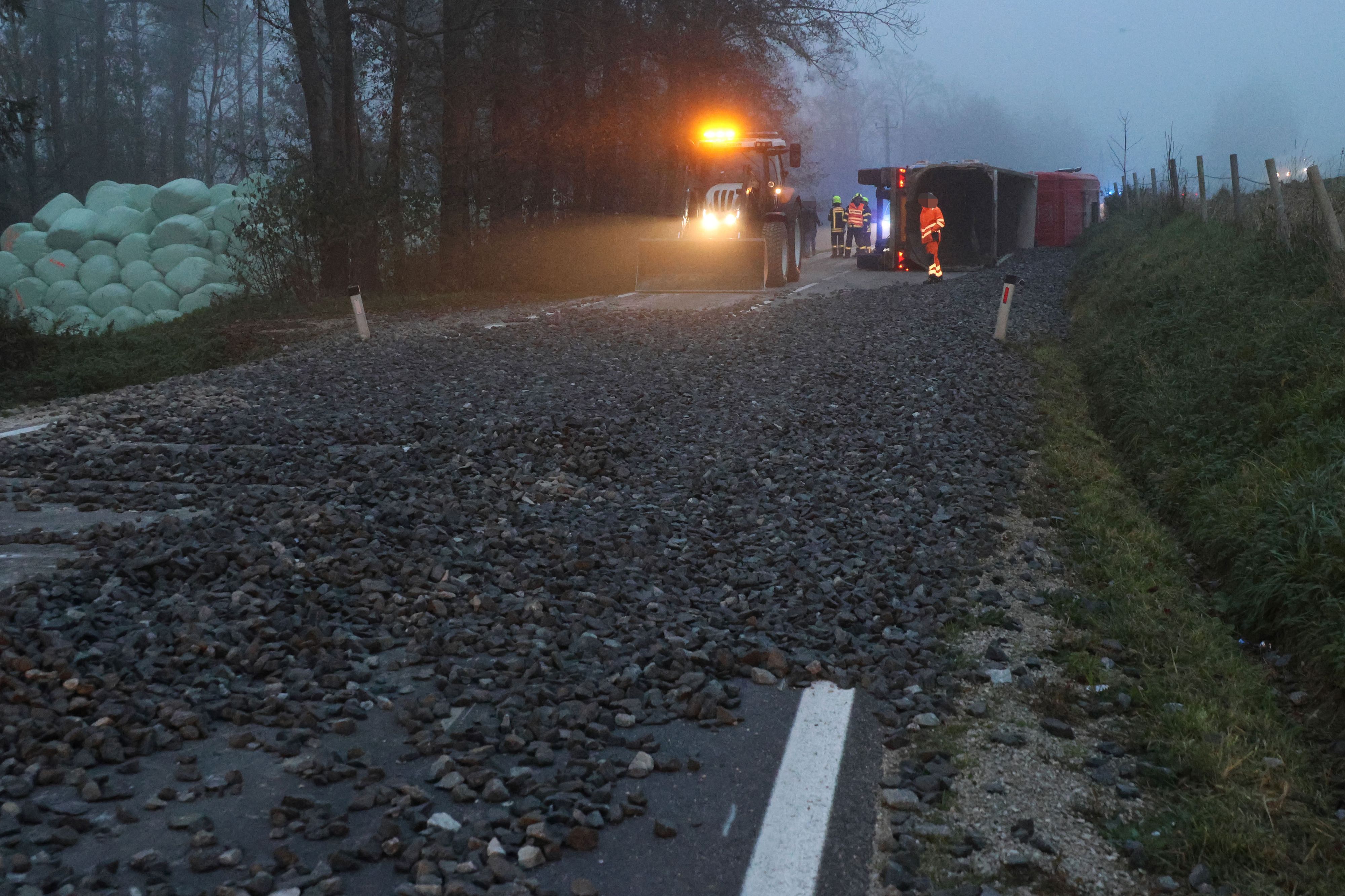Tonnenweise Schotter wurde auf der gesamten Straße verstreut.