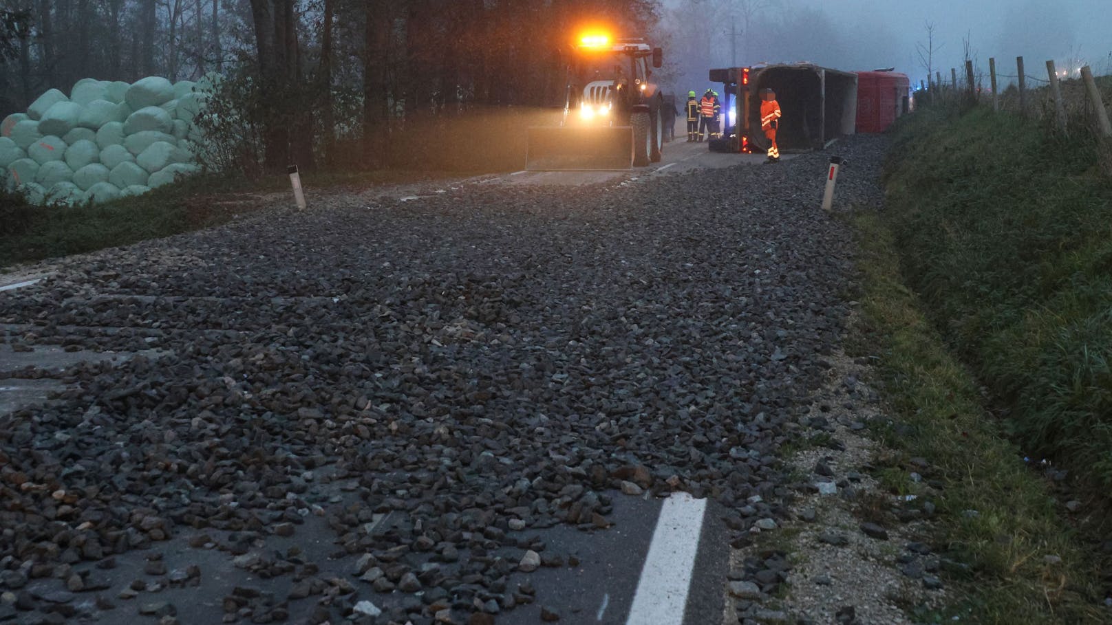 Schotter verstreut – Lkw-Crash legt ganze Straße lahm