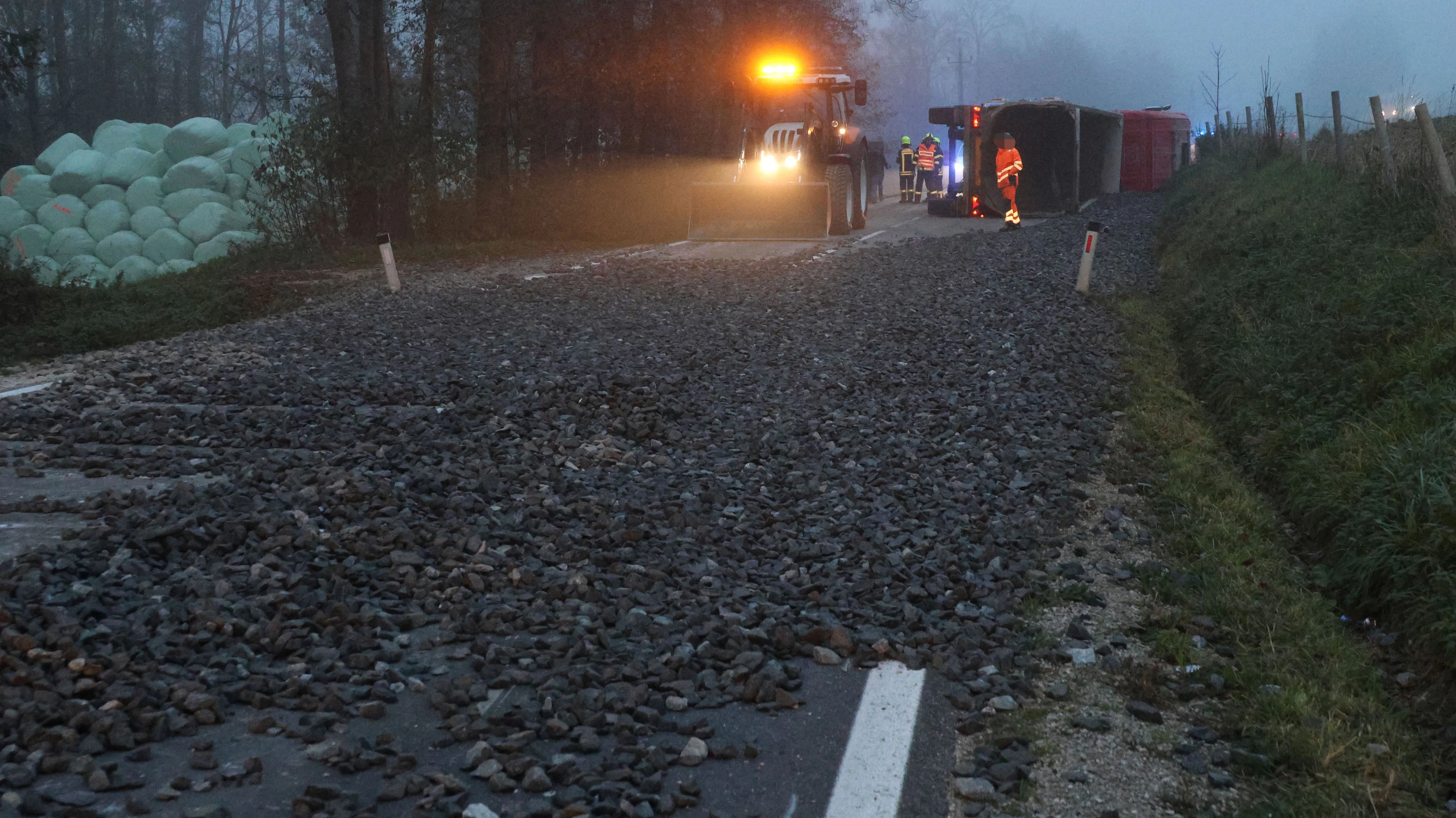 Tonnenweise Schotter wurde auf der gesamten Straße verstreut.