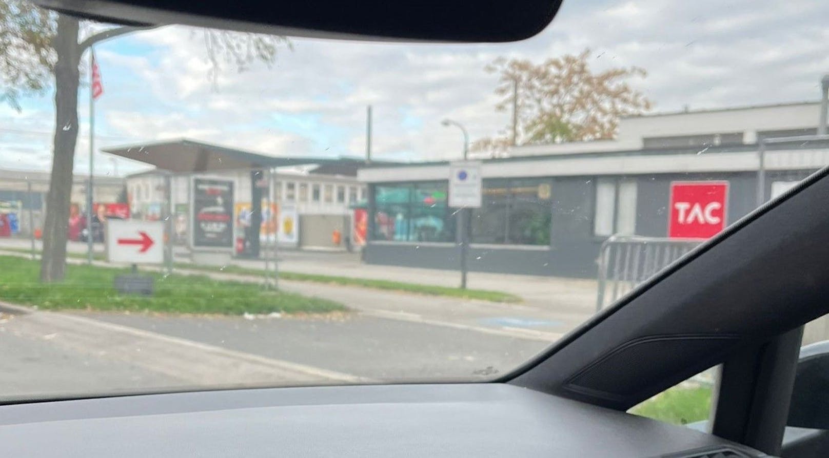 In der Taborstraße in Wien kommt es aufgrund einer Baustelle zu Wendemanöver bei Autofahrern.