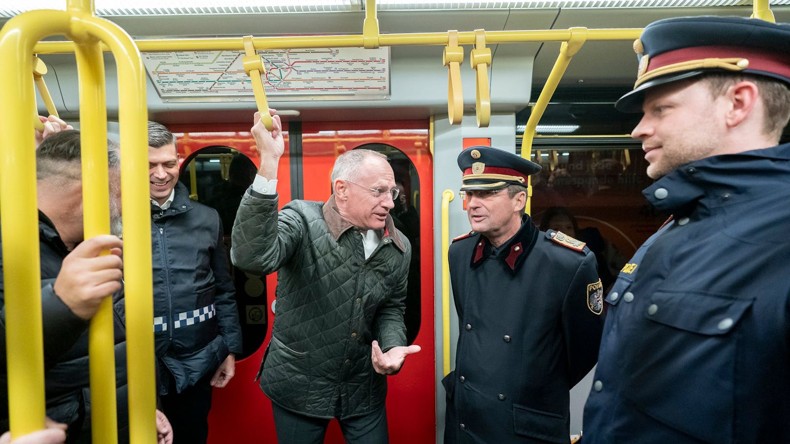 Innenminister Gerhard Karner und Wiens Polizeipräsident Gerhard Pürstl beraten über Maßnahmen gegen den gefährlichen Trend des U-Bahn-Surfens.