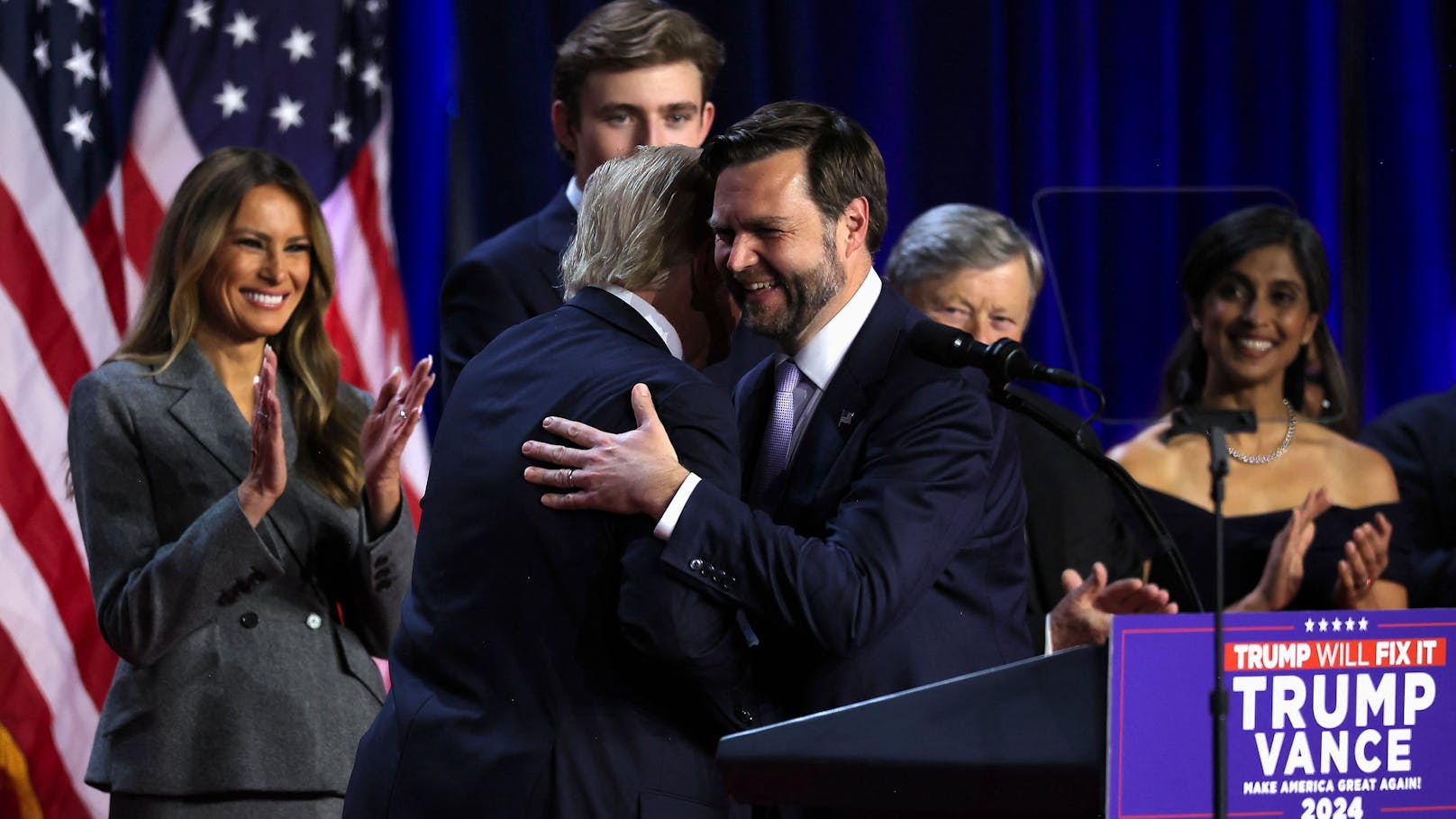 Um 8.30 Uhr MEZ trat Trump mit Familie und Entourage in West Palm Beach auf die Bühne und erklärte sich zum Wahlsieger und nächsten US-Präsidenten.