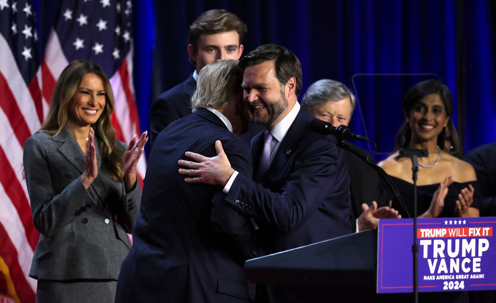 Um 8.30 Uhr MEZ trat Trump mit Familie und Entourage in West Palm Beach auf die Bühne und erklärte sich zum Wahlsieger und nächsten US-Präsidenten.