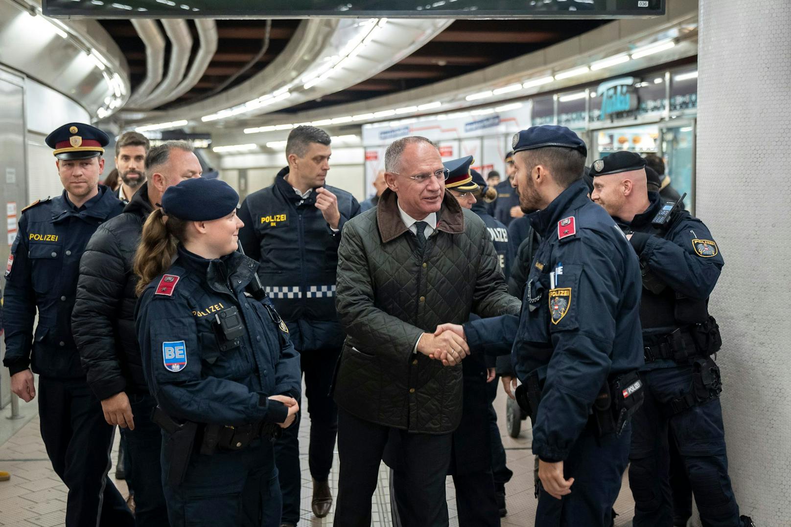 Beim Lokalaugenschein in Meidling zogen Innenminister Karner und Polizeipräsident Pürstl Bilanz zur Jugendkriminalität.