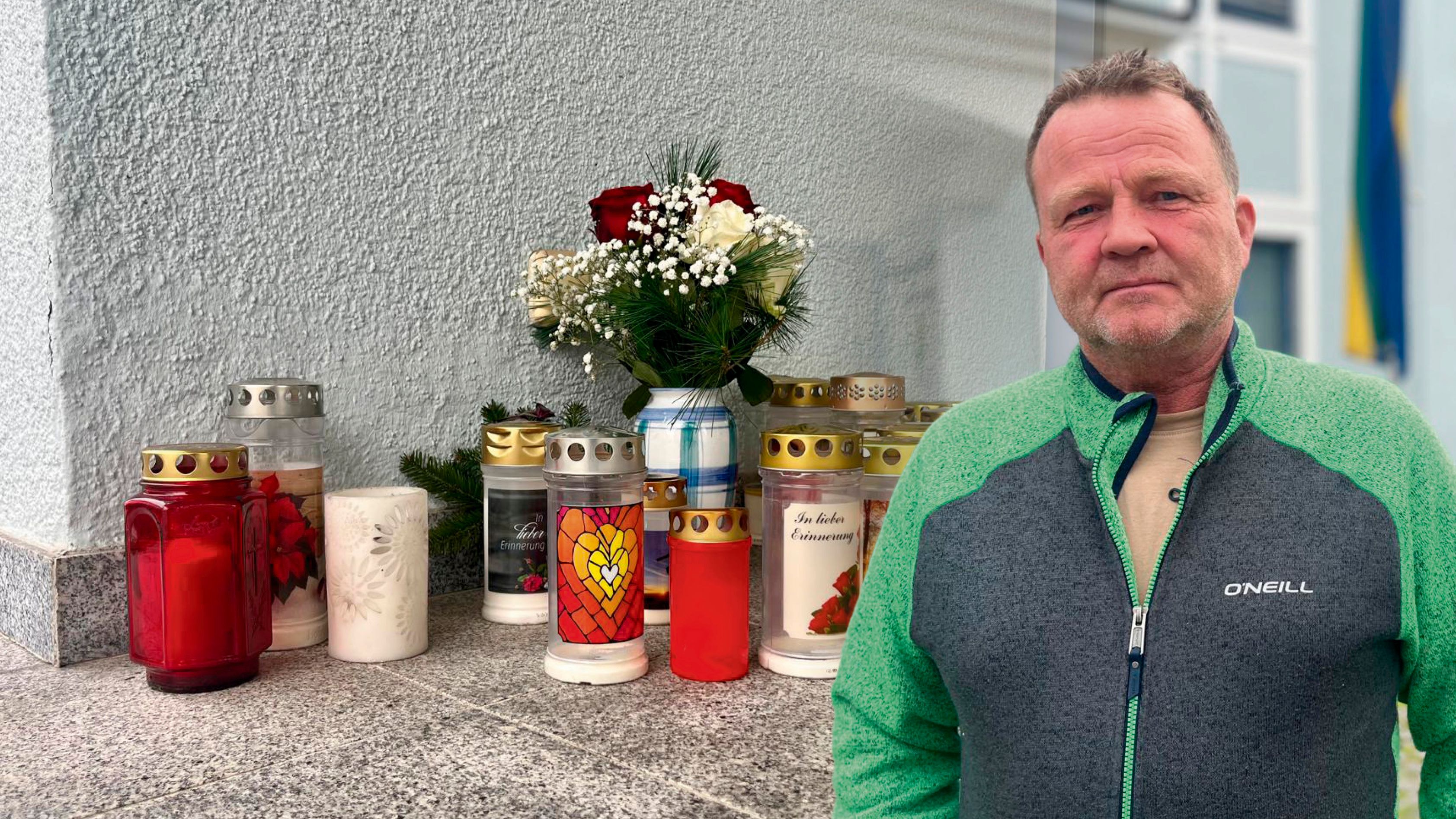 Vor dem Gemeindeamt in Kirchberg ob der Donau stehen Kerzen. Vizebürgermeister Stefan Reisinger schildert die schwierige Zeit.