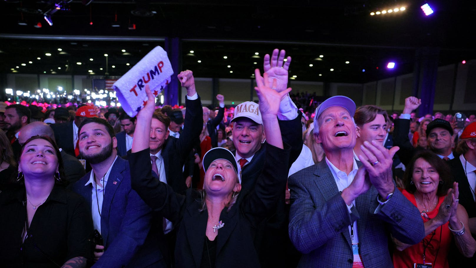 Trump-Fans feiern bereits den Sieg!