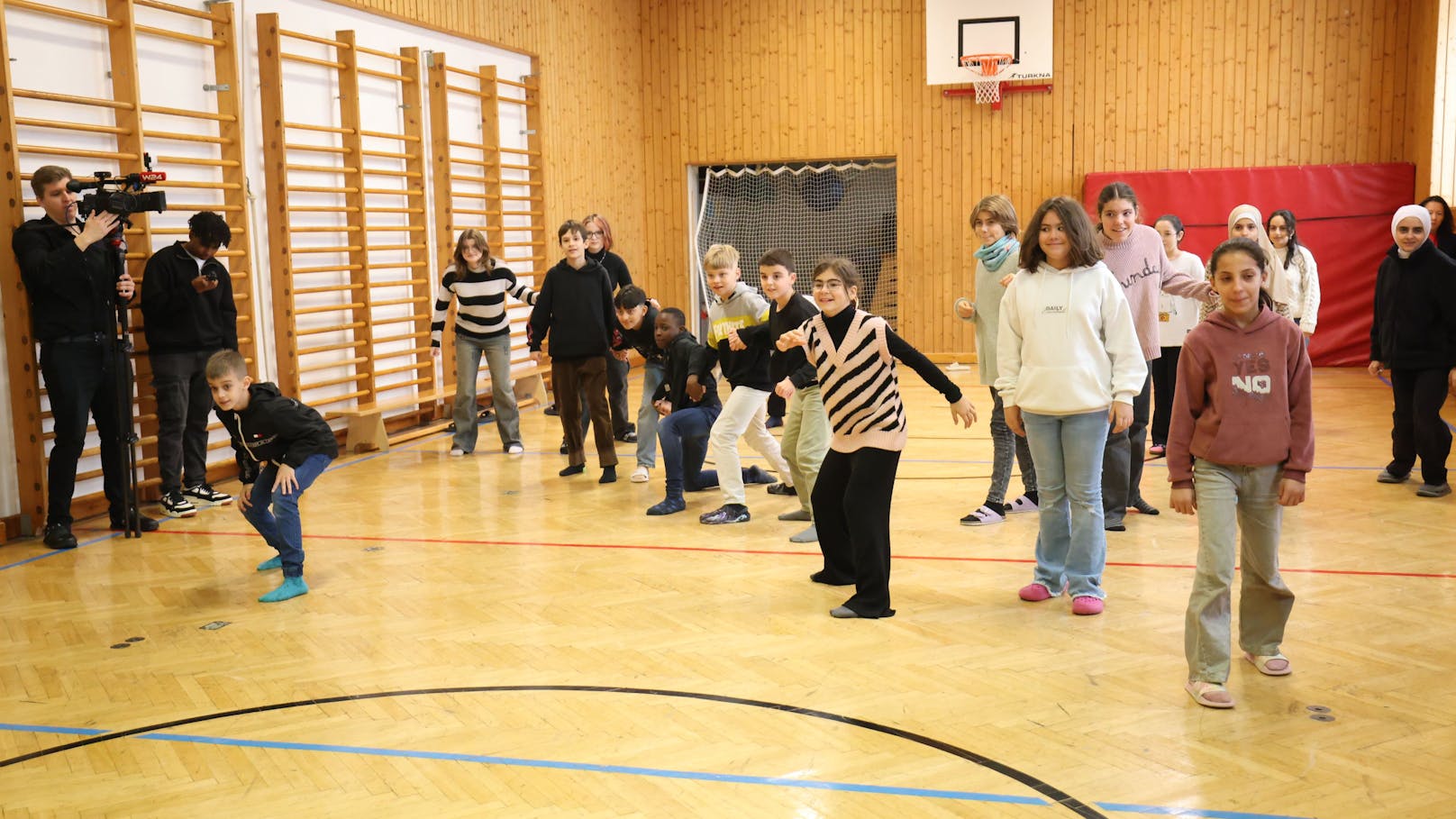 Die Kids mussten als Team ein Huhn stehlen.