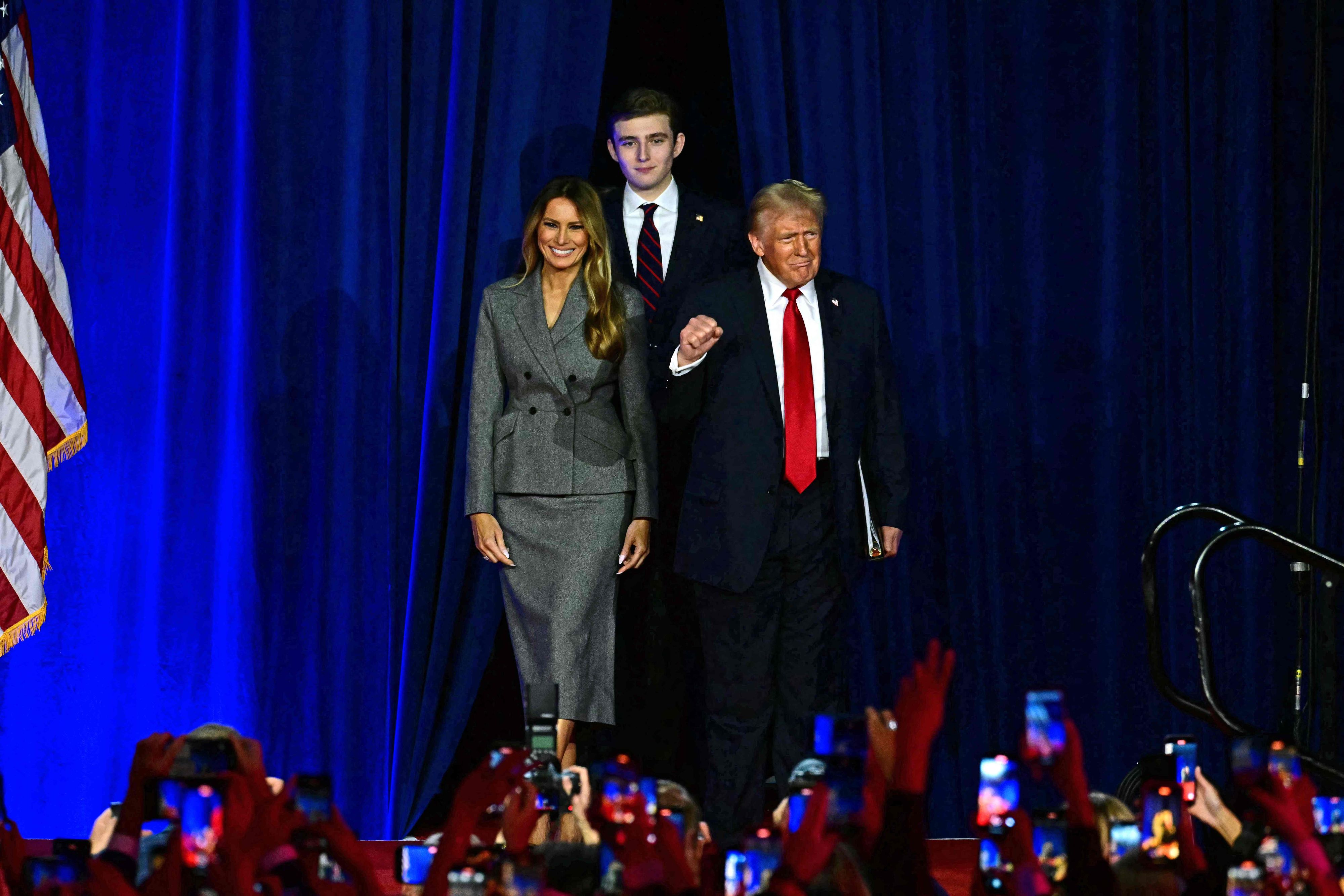 US-Präsident Donald Trump mit der künftigen First Lady Melania und Sohn Barron nach der Wahl