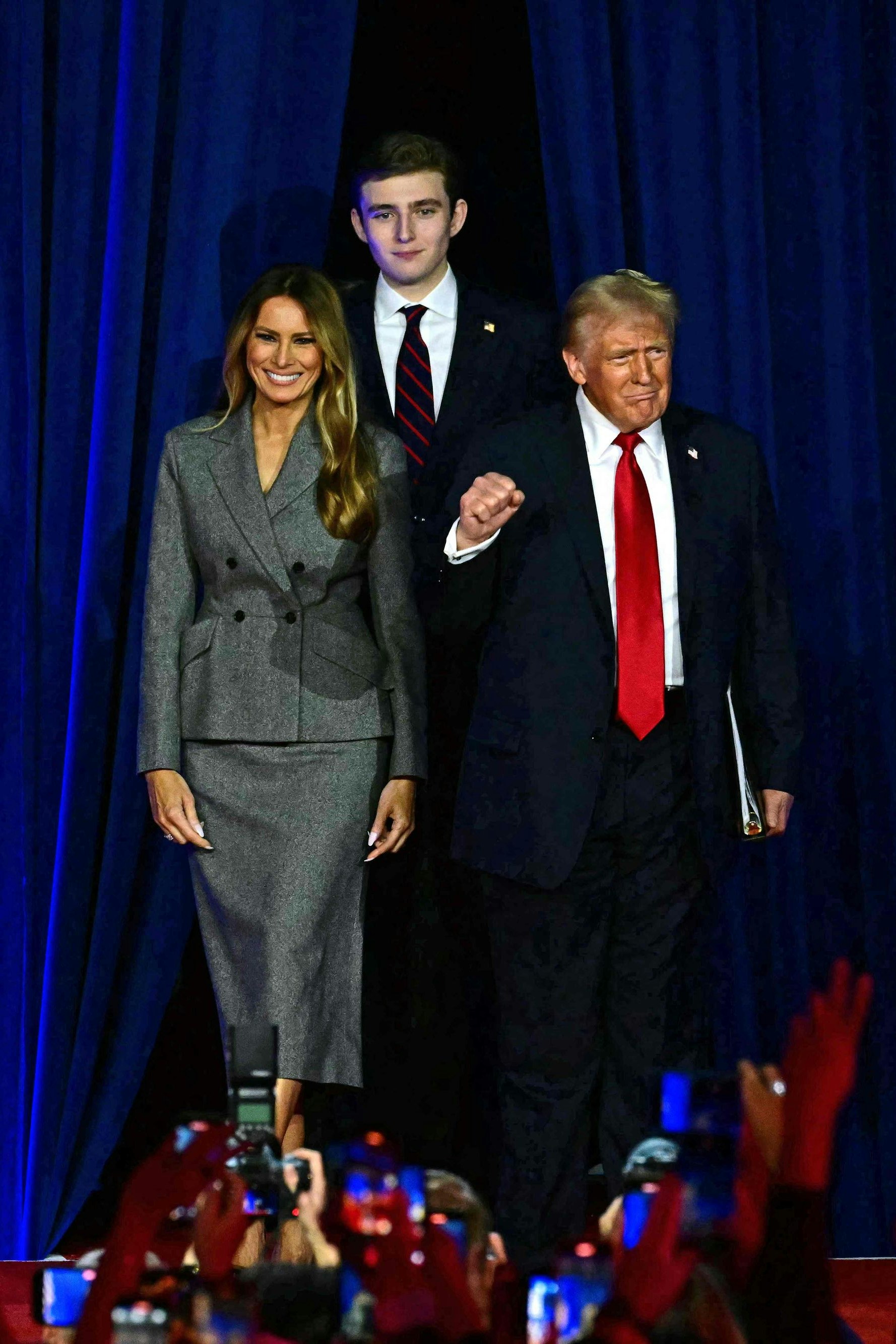 US-Präsident Donald Trump mit der künftigen First Lady Melania und Sohn Barron nach der Wahl