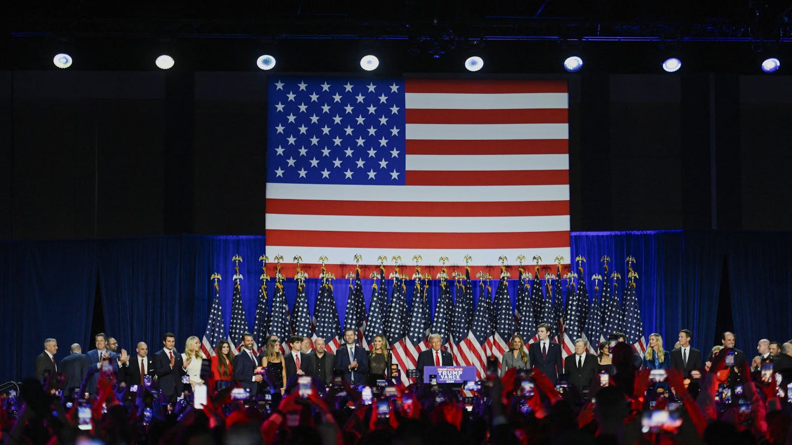 Um 8.30 Uhr MEZ trat Trump mit Familie und Entourage in West Palm Beach auf die Bühne und erklärte sich zum Wahlsieger und nächsten US-Präsidenten.