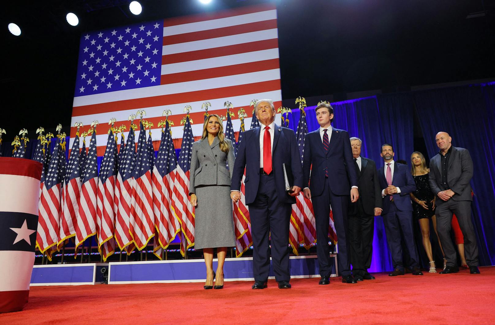 Um 8.30 Uhr MEZ trat Trump mit Familie und Entourage in West Palm Beach auf die Bühne und erklärte sich zum Wahlsieger und nächsten US-Präsidenten.