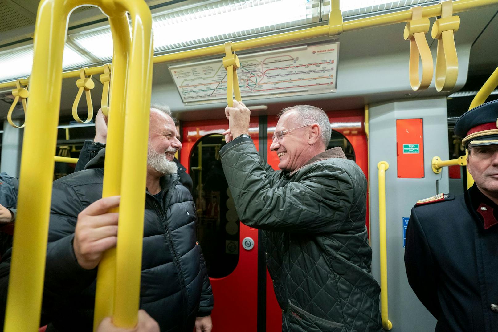 Beim Lokalaugenschein in Meidling zogen Innenminister Karner und Polizeipräsident Pürstl Bilanz zur Jugendkriminalität.