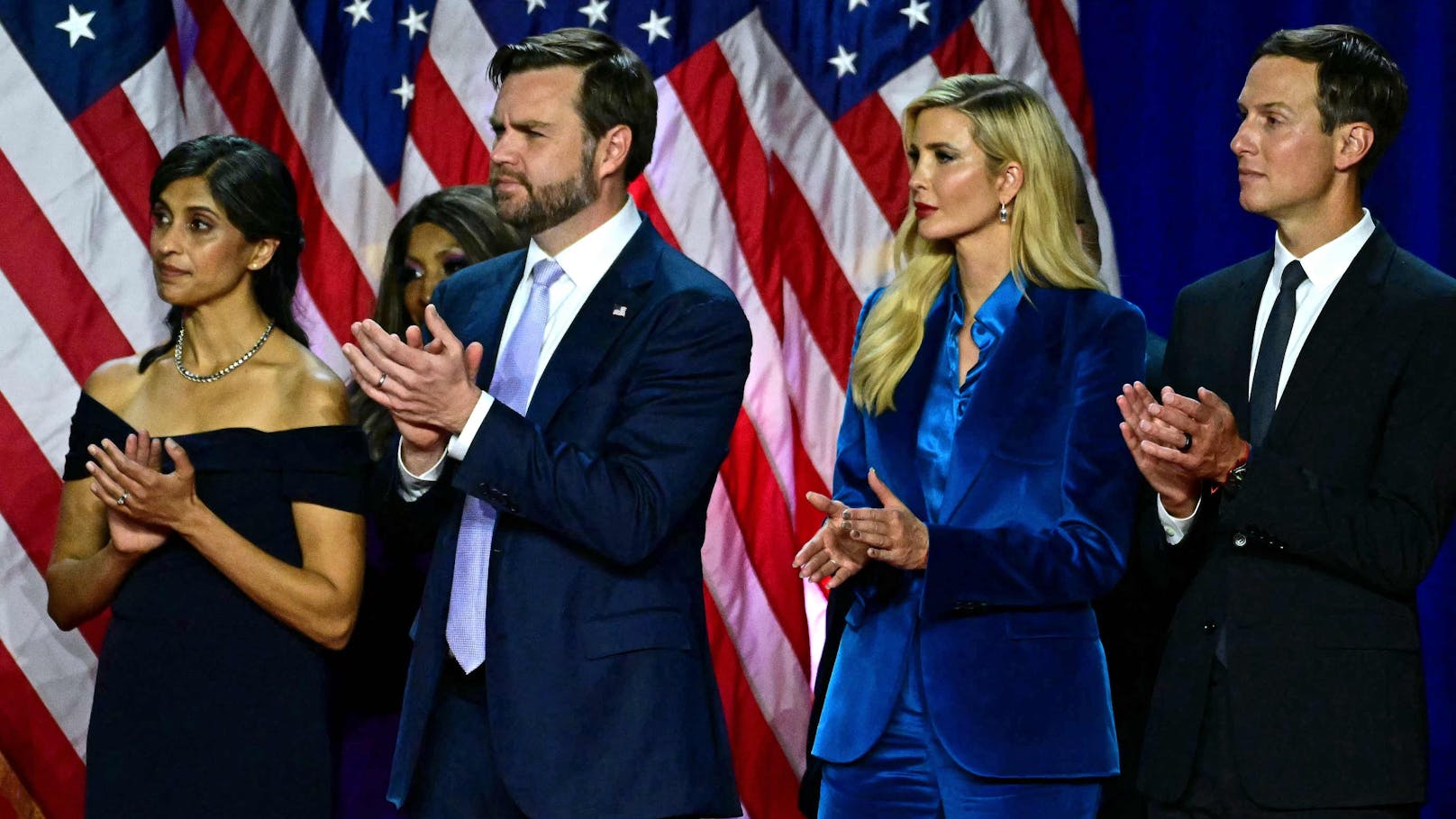 Der republikanische Vizepräsidentschaftskandidat J.D. Vance (2.v.l.) und seine Frau Usha Vance (l.), mit Trump-Tochter Ivanka (2.v.r.) und ihrem Mann Jared Kushner (r.).