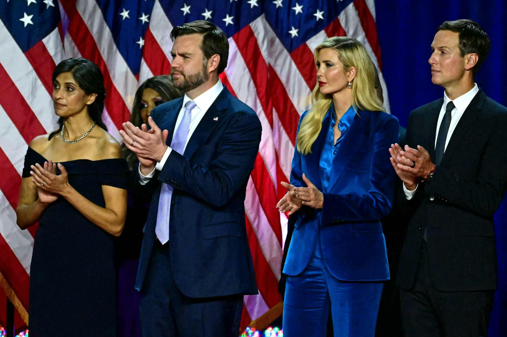 Der republikanische Vizepräsidentschaftskandidat J.D. Vance (2.v.l.) und seine Frau Usha Vance (l.), mit Trump-Tochter Ivanka (2.v.r.) und ihrem Mann Jared Kushner (r.).