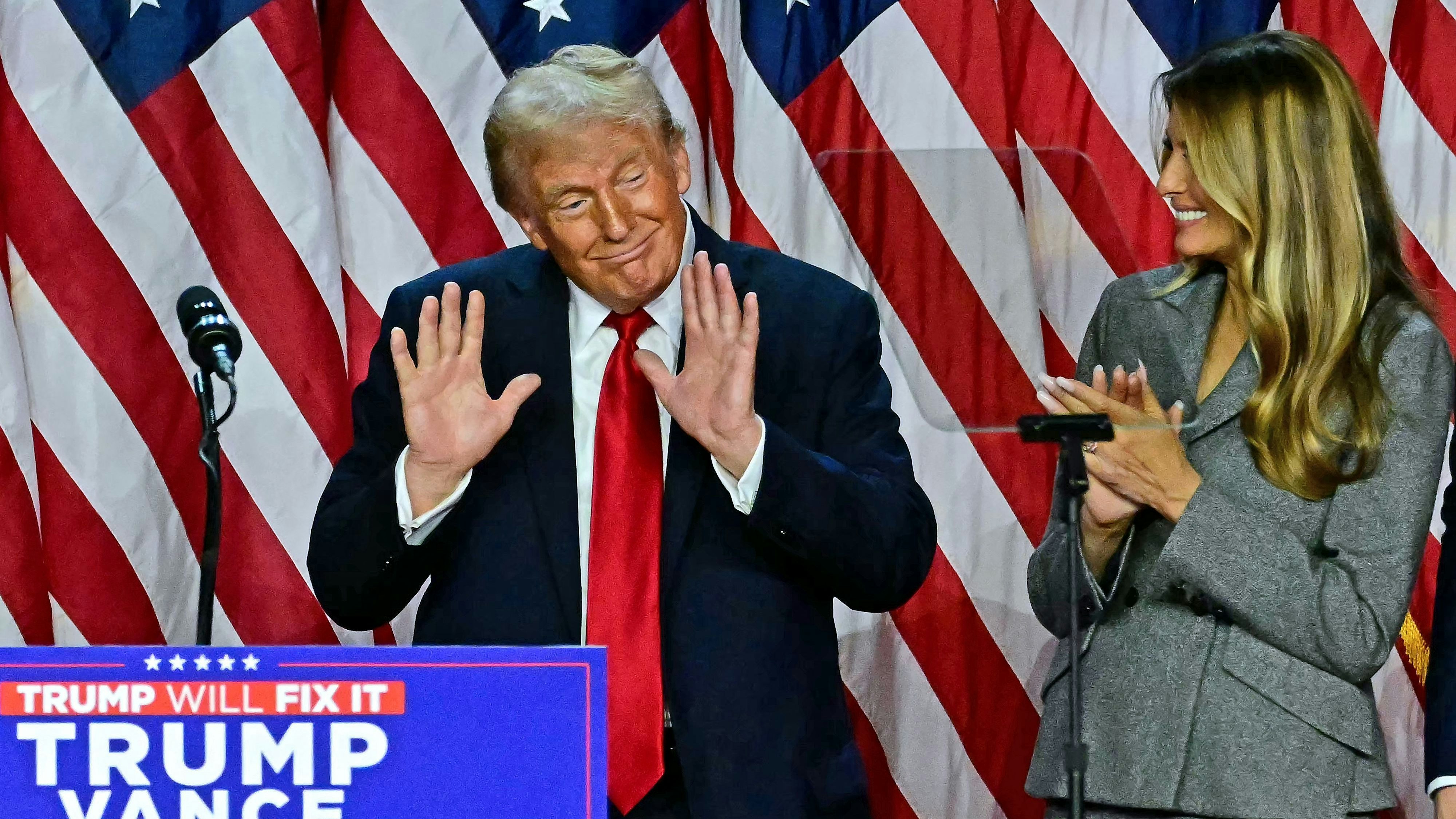 Der künftige US-Präsident Donald Trump mit Ehefrau Melania nach der Wahl im West Palm Beach Convention Center in Florida