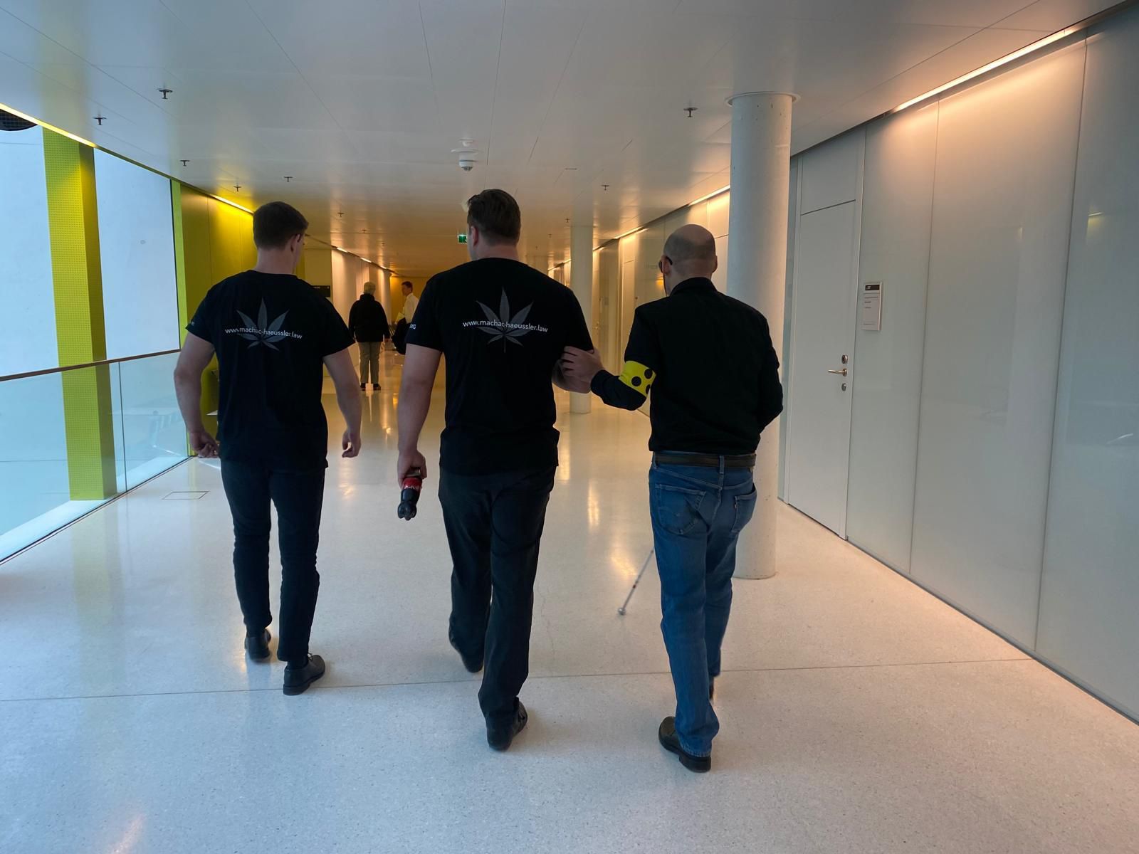 Der Landwirt kam mit zwei Bodyguards in das Gericht.