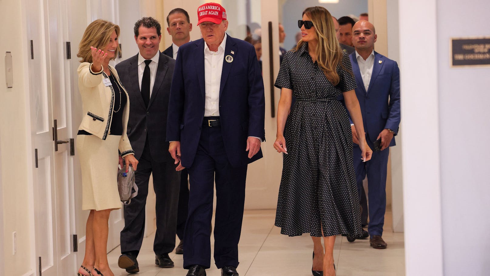 Hier verlassen Melania und Donald Trump das Wahllokal in Palm Beach, Florida.