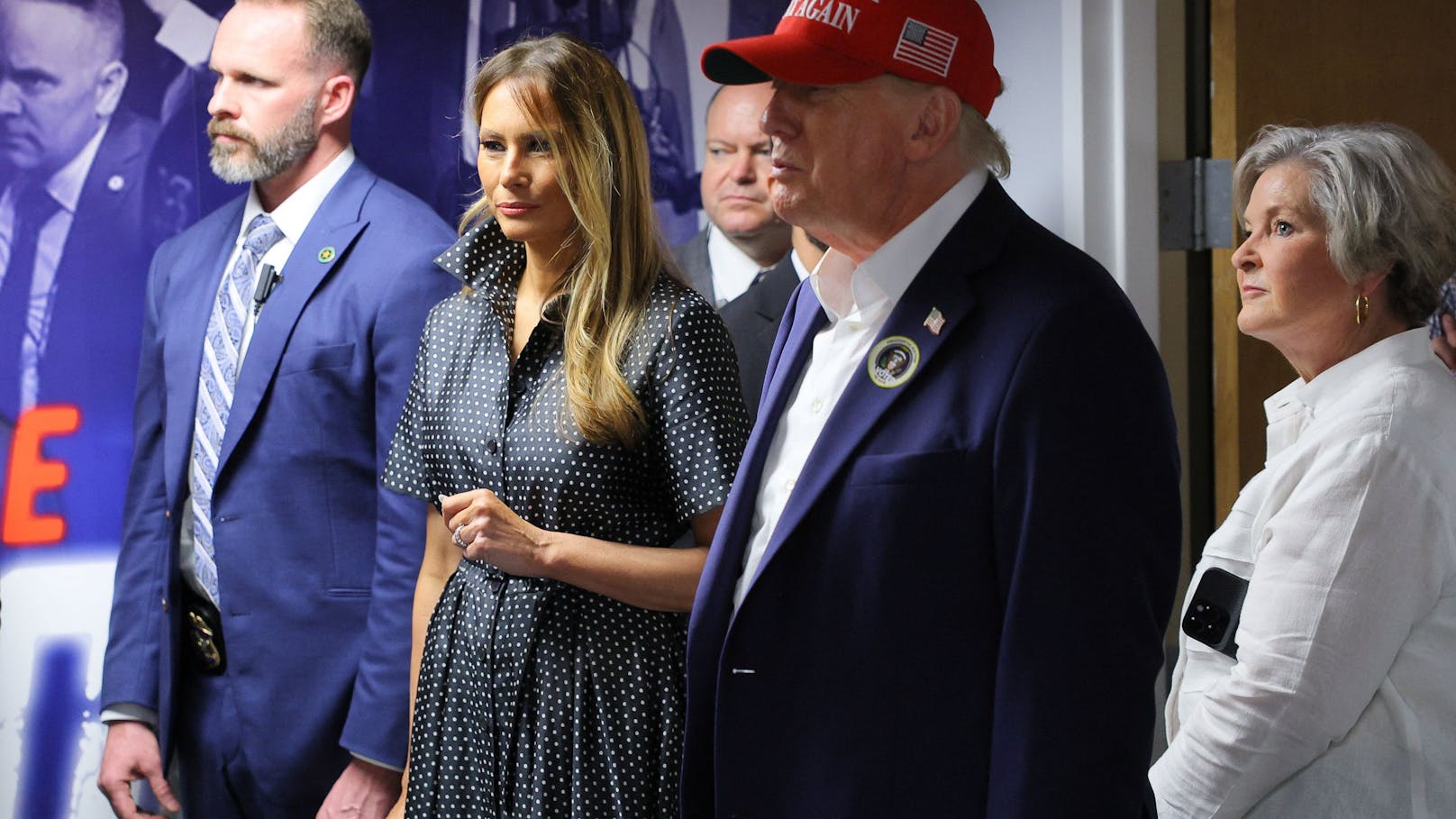 Führt Donald Trump hier eine "Fake Melania" weg?