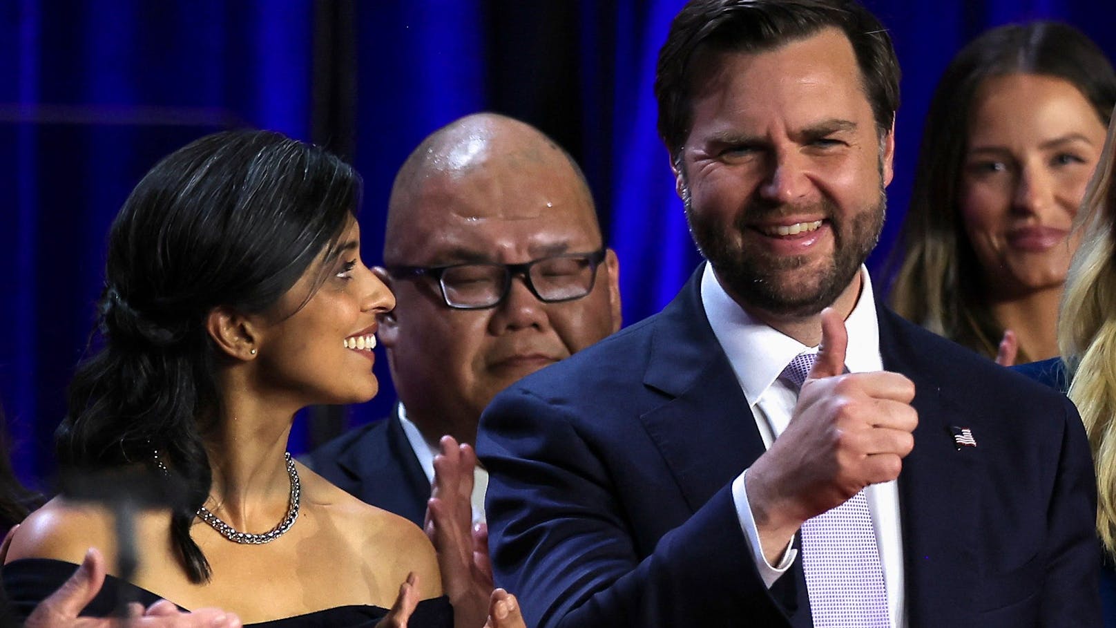 Um 8.30 Uhr MEZ trat Trump mit Familie und Entourage in West Palm Beach auf die Bühne und erklärte sich zum Wahlsieger und nächsten US-Präsidenten.