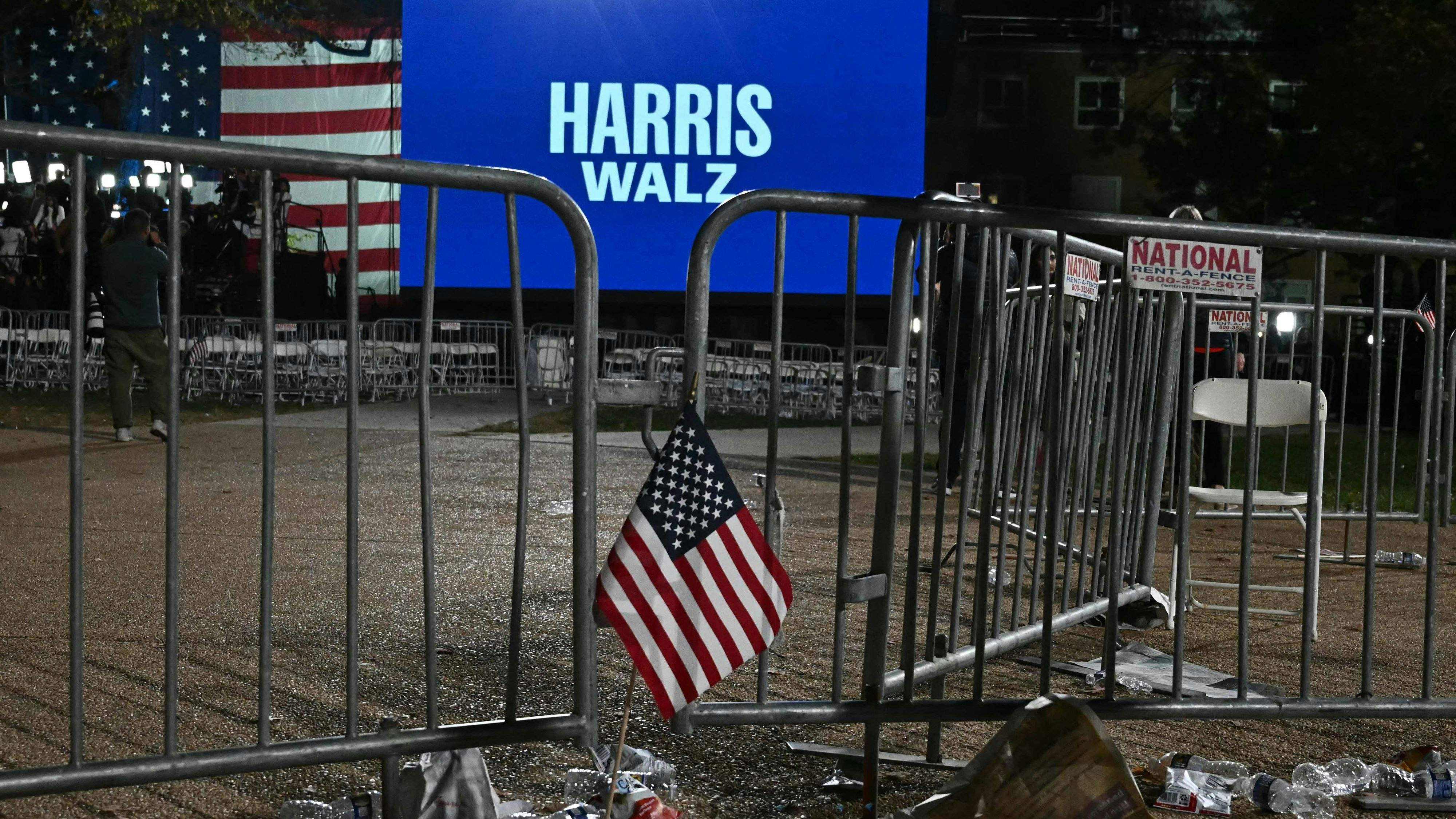 Download von www.picturedesk.com am 06.11.2024 (08:59).  US flags are seen on the ground as people left the election night event for US Vice President and Democratic presidential candidate Kamala Harris at Howard University in Washington, DC, on November 6, 2024. (Photo by ANGELA WEISS / AFP) - 20241106_PD1654 - Rechteinfo: Rights Managed (RM) Nur für redaktionelle Nutzung! Werbliche Nutzung erfordert Freigabe: bitte schicken Sie uns eine Anfrage.