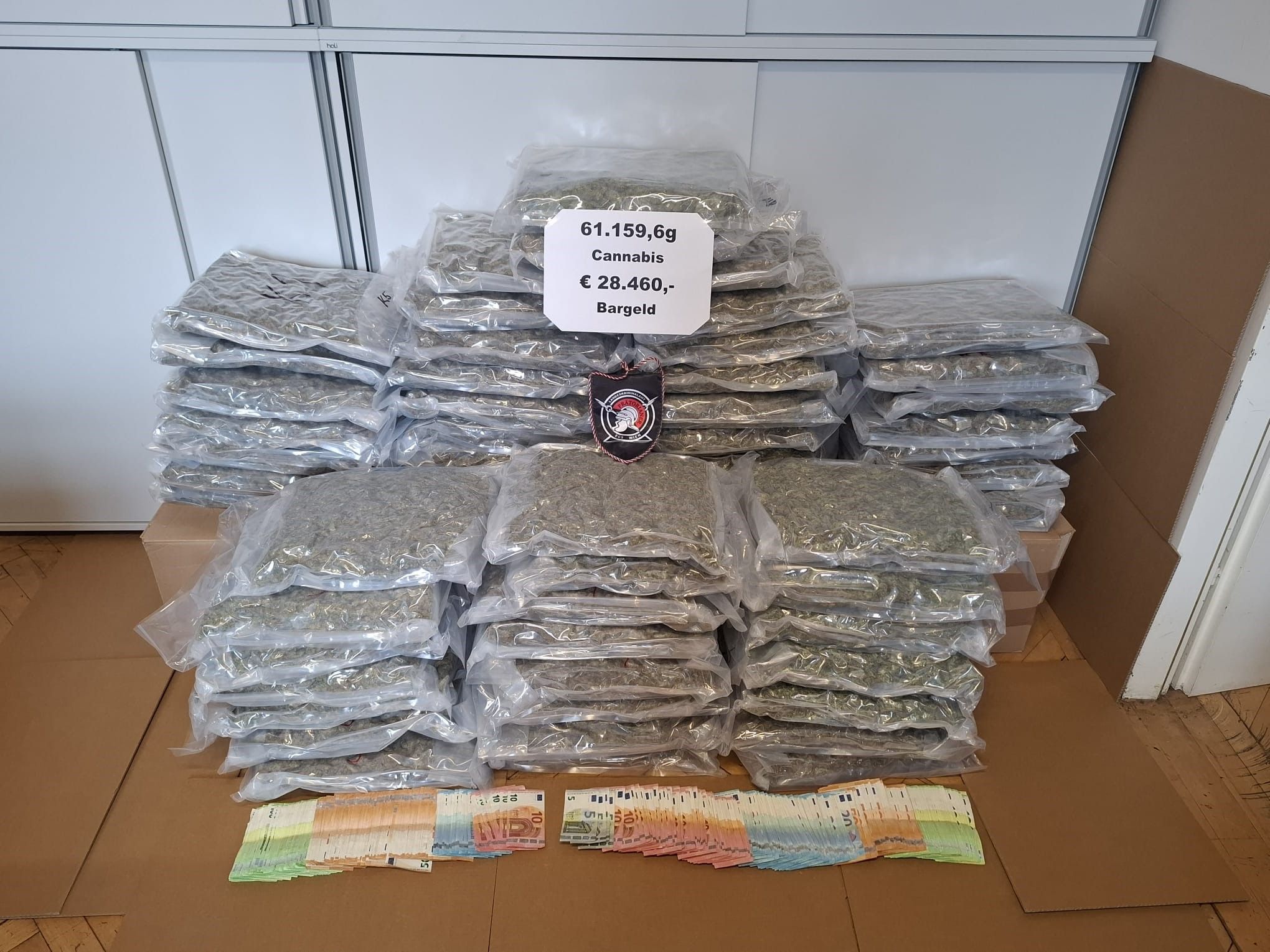 In der Wohnung eines 55-jährigen Dealers fand die Wiener Polizei 60 Kilogramm Marihuana und fast 30.000 Euro in bar.