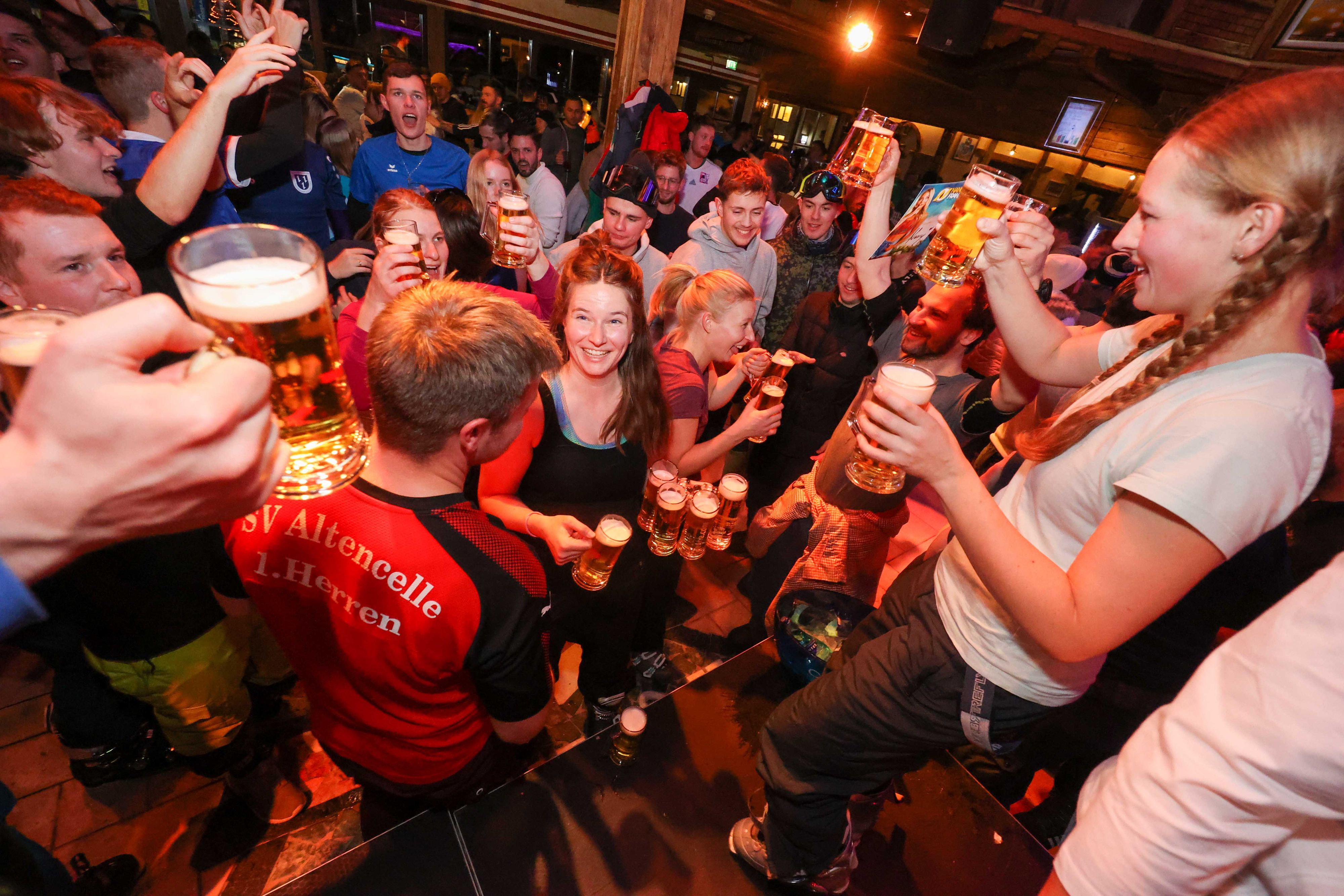 In den Lokalen in Sölden soll weiterhin gefeiert werden, allerdings nicht auf den Straßen. (Symbolbild)