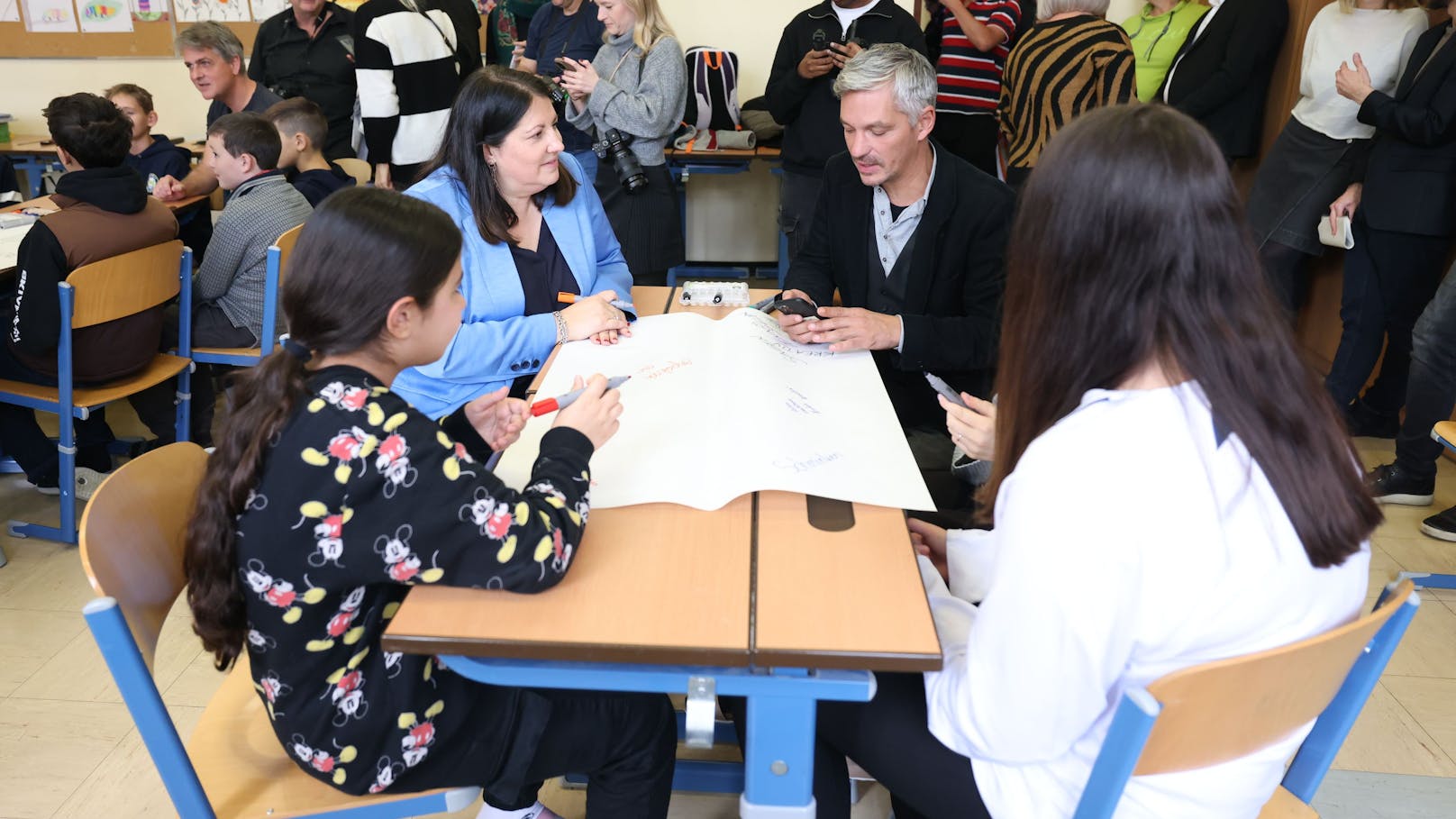 Vizebürgermeisterin Gaál und Schauspieler Faris  Rahoma beim Workshop mit den Kindern.