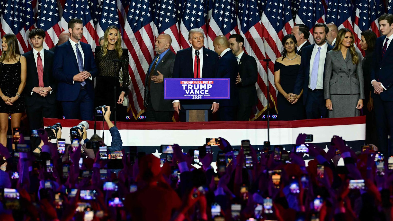 Um 8.30 Uhr MEZ trat Trump mit Familie und Entourage in West Palm Beach auf die Bühne und erklärte sich zum Wahlsieger und nächsten US-Präsidenten.