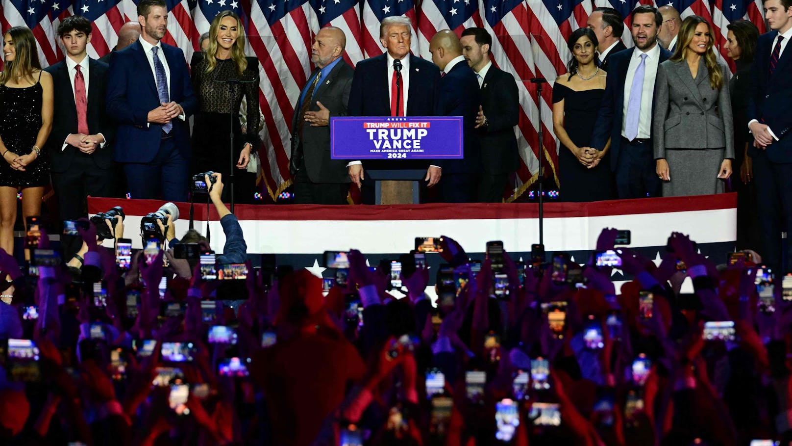 Um 8.30 Uhr MEZ trat Trump mit Familie und Entourage in West Palm Beach auf die Bühne und erklärte sich zum Wahlsieger und nächsten US-Präsidenten.