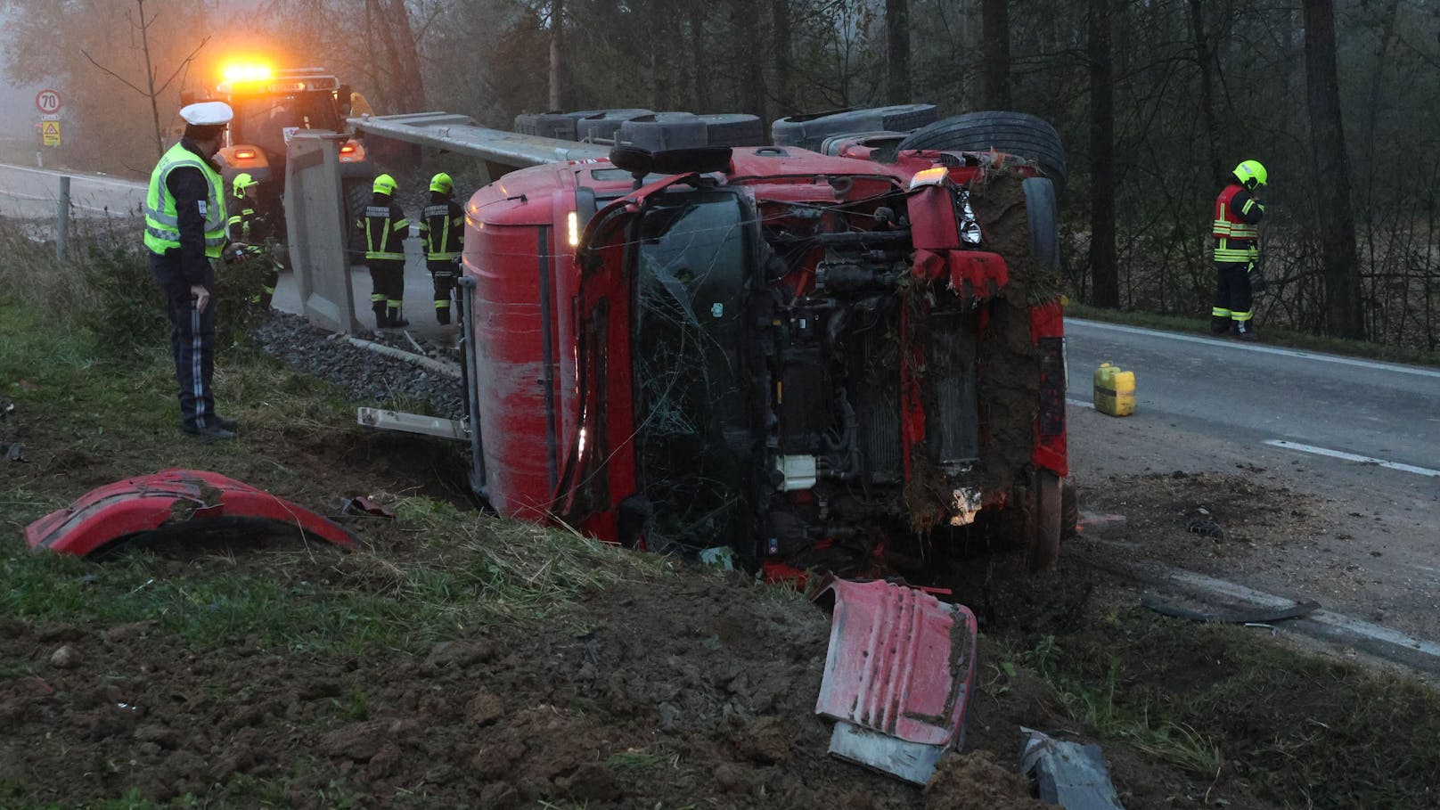 Polizei und Feuerwehr sichern die Unfallstelle.