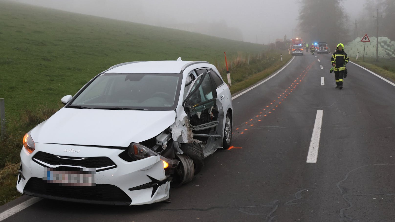 Der Lenker wurde verletzt ins Spital geliefert.