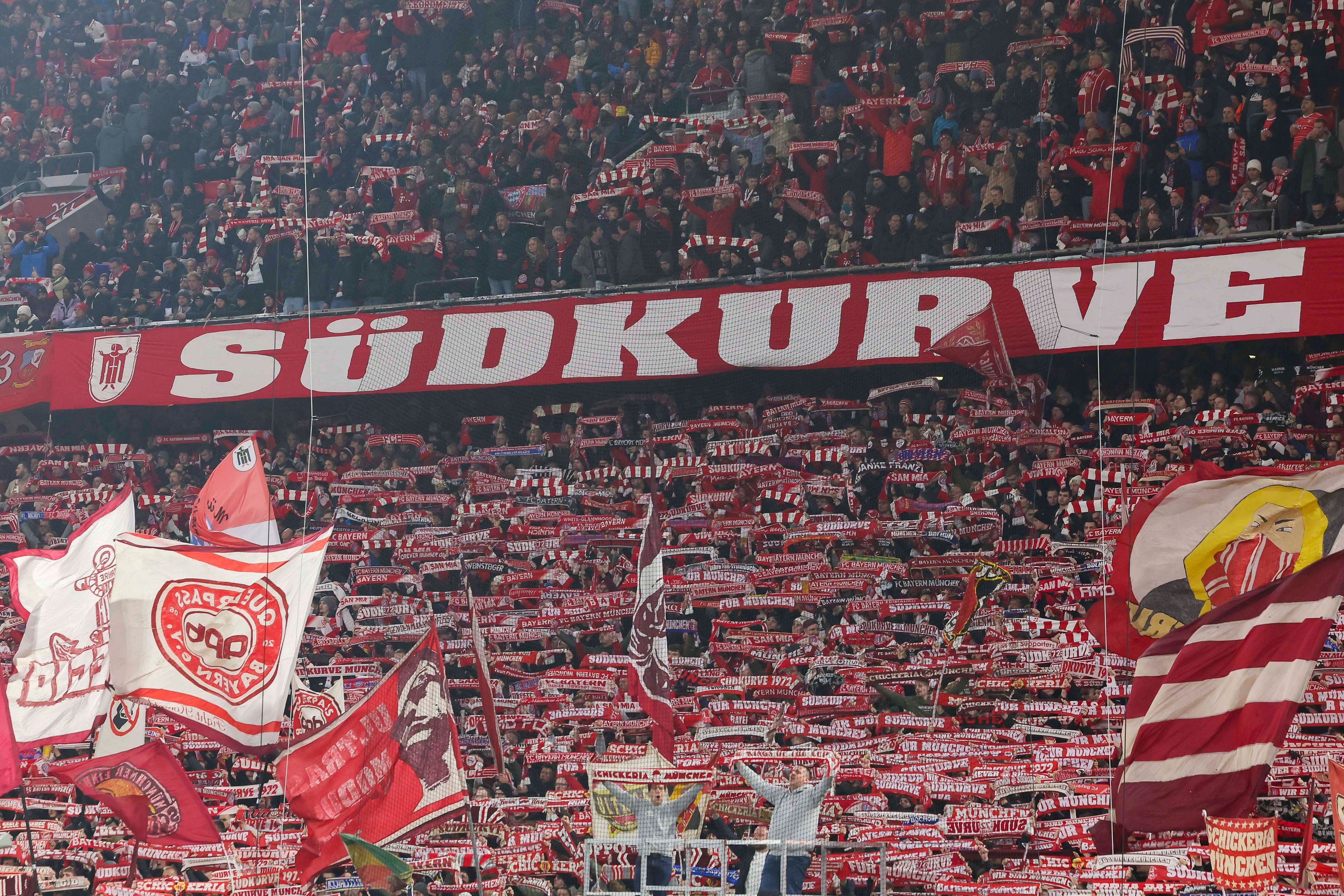 Die Südkurve verstummte wegen eines Notfalls.