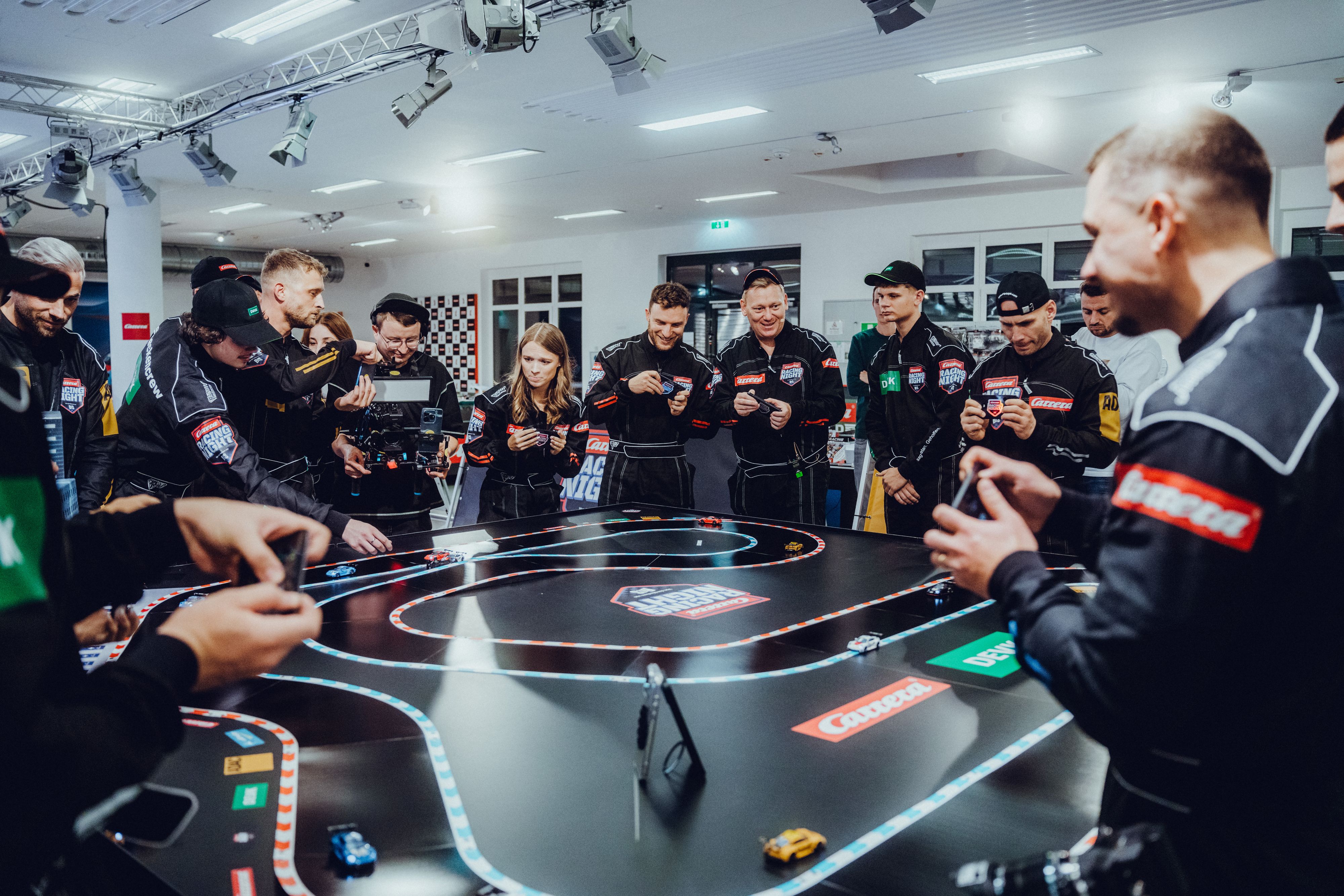 Durch die Carrera Racing Night führte Social-Media-Star Knossi.