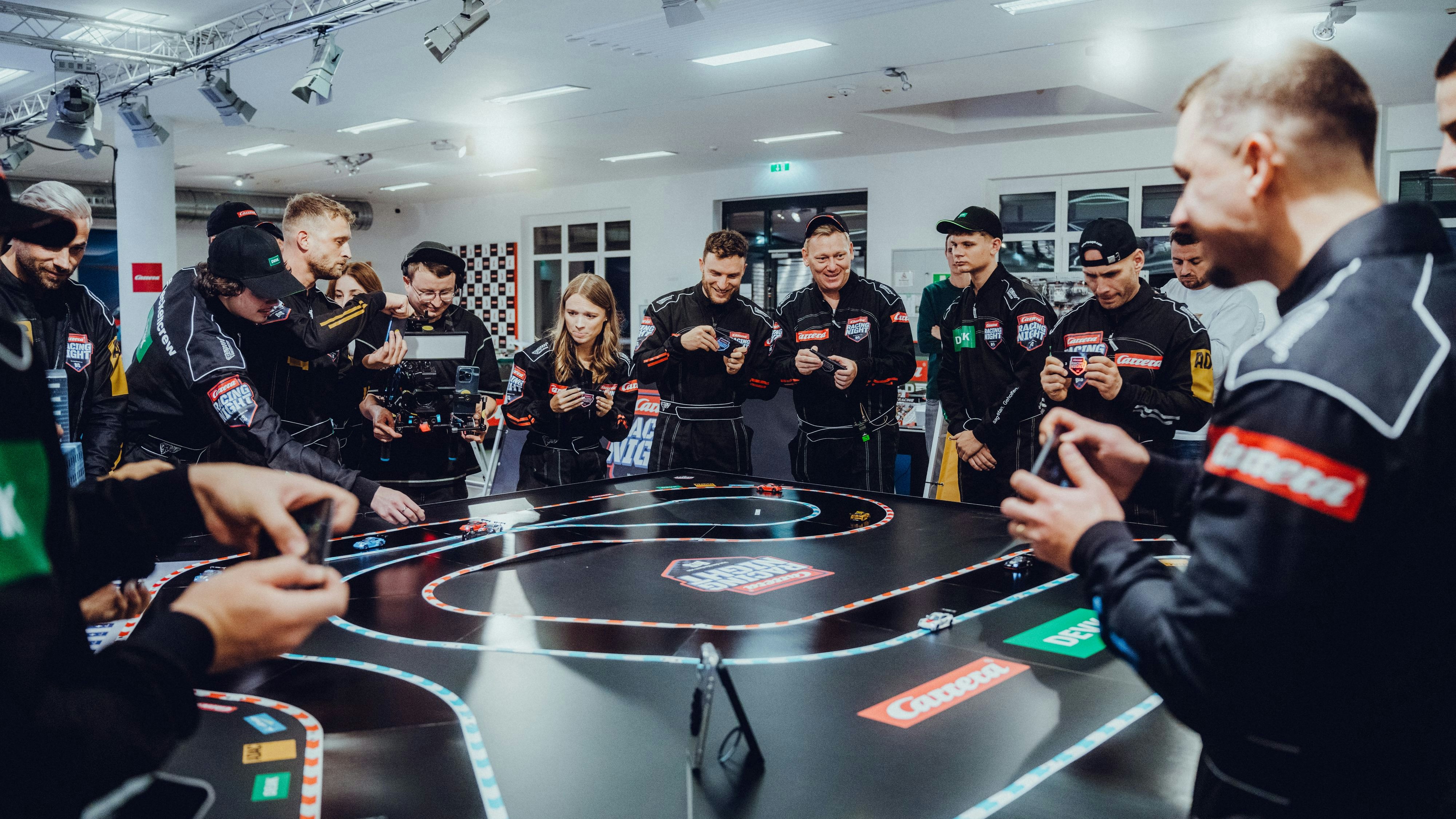 Durch die Carrera Racing Night führte Social-Media-Star Knossi.