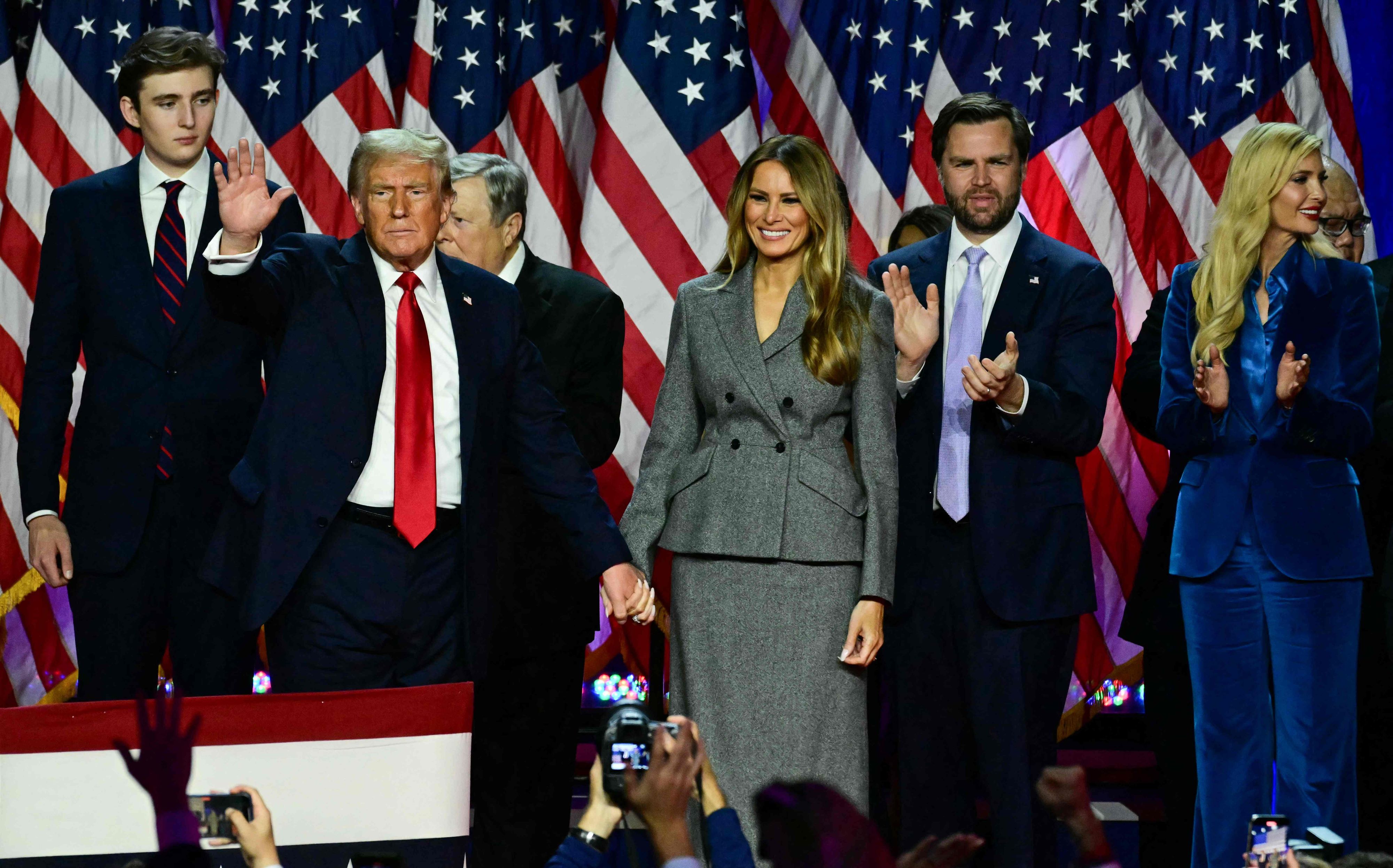 Donald Trump mit Ehefrau Melania Trump (Mitte), seinen Kindern Barron Trump (l.) und Ivanka Trump und dem republikanischen Vizepräsidentschaftskandidaten J.D. Vance (2 v. r.).