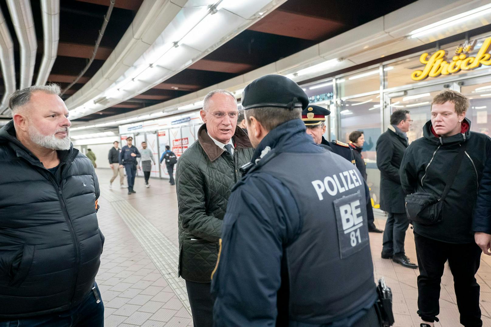 Beim Lokalaugenschein in Meidling zogen Innenminister Karner und Polizeipräsident Pürstl Bilanz zur Jugendkriminalität.