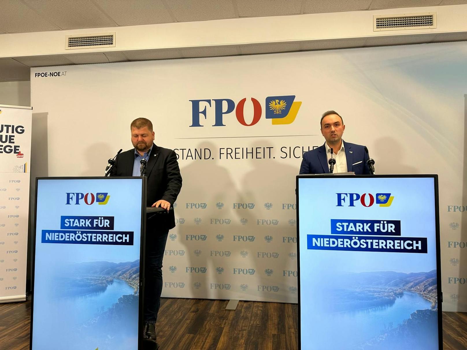 FPÖ Niederösterreich Landesparteisekretär Alexander Murlasits (r.) und FPÖ Niederösterreich-Landesgeschäftsführer Andreas Arthur Spanring bei der Pressekonferenz am Donnerstag in St. Pölten.