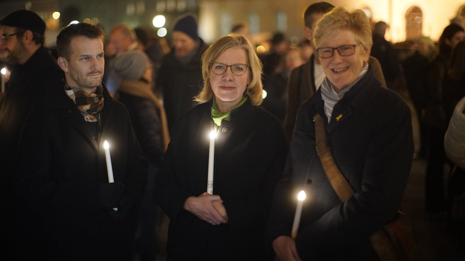 ... Spazieren mit Kerzen durch Wien die dunkelsten Momente der Geschichte ein wenig aufhellen.