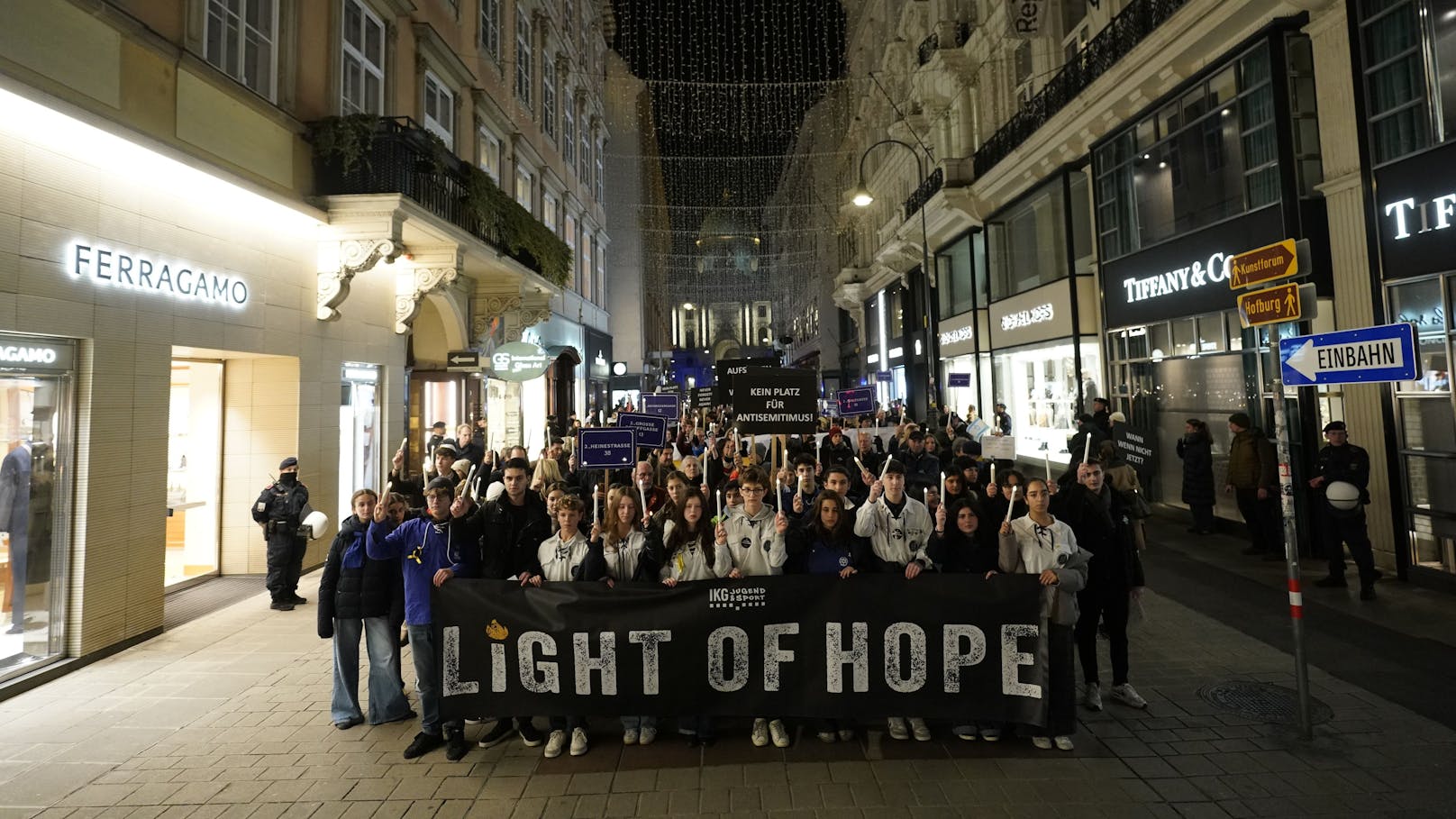 Am <a rel="nofollow" href="https://www.heute.at/oesterreich/wien">Wiener Heldenplatz</a> startete am Donnerstag der "Light of Hope"-Gedenkmarsch mit Hunderten Bürgern und ...