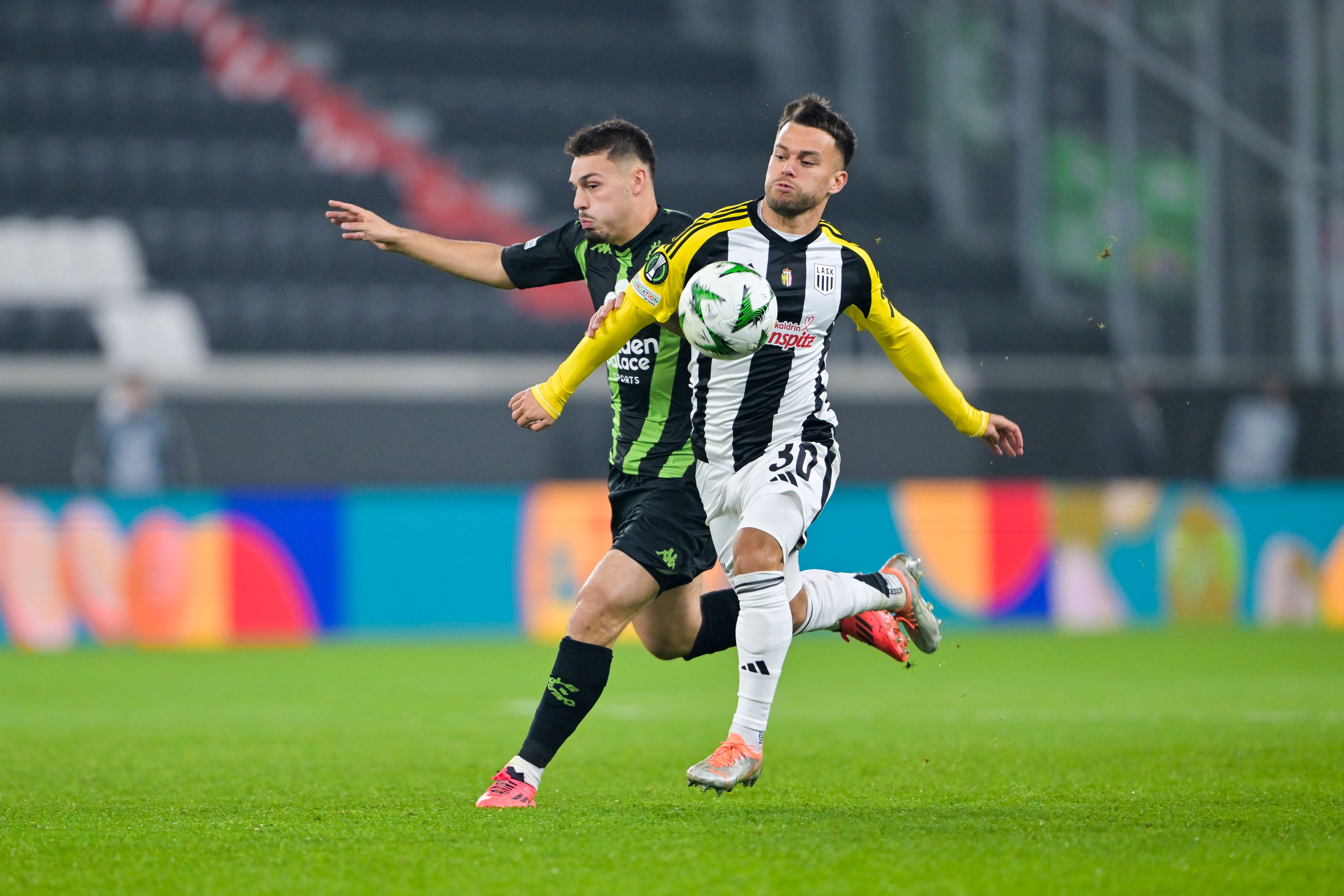 LASK im Duell mit Cercle Brügge. 
