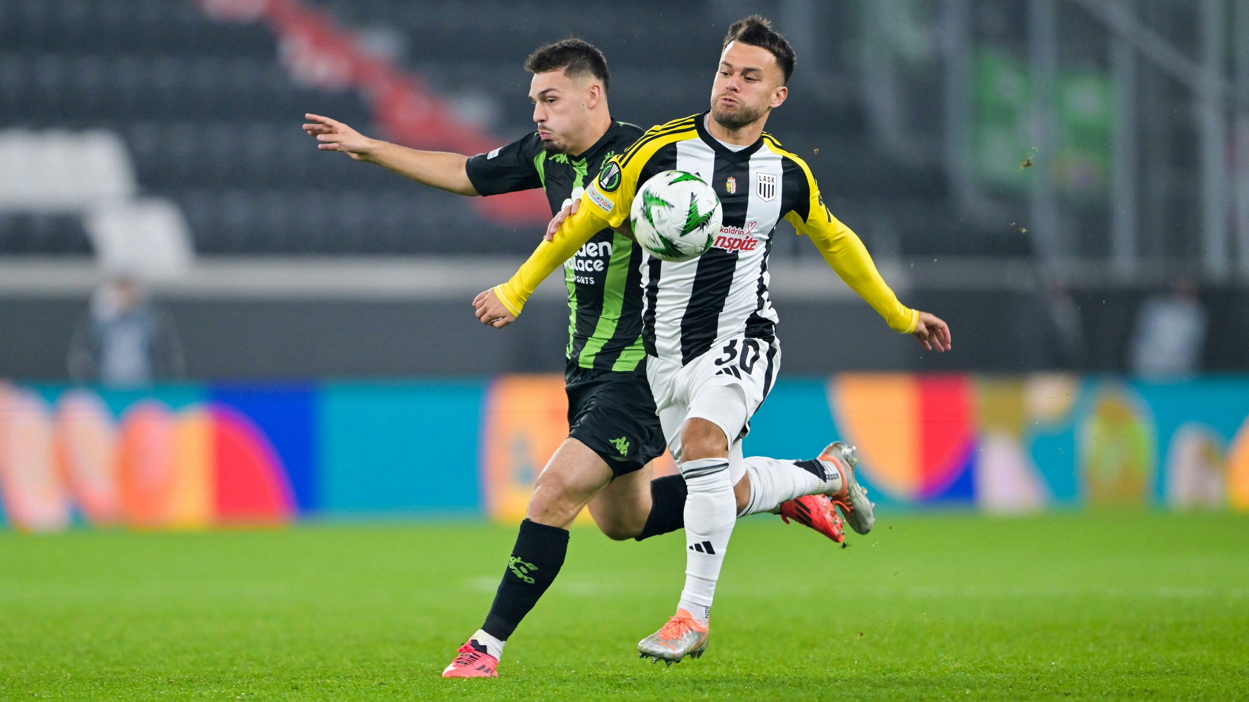 LASK im Duell mit Cercle Brügge. 