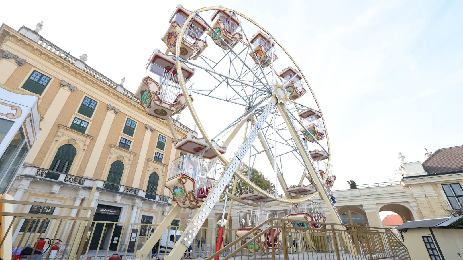 Auch ein nostalgisches Karussell und ein Riesenrad wurden aufgebaut.