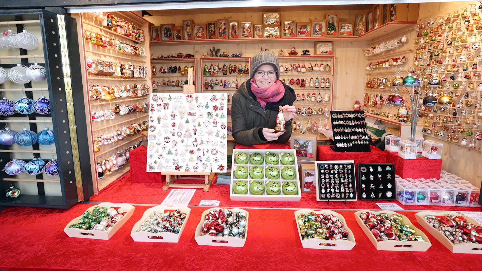 Beim Rundgang durch den Weihnachtsmarkt strahlen nicht nur Kinderaugen.