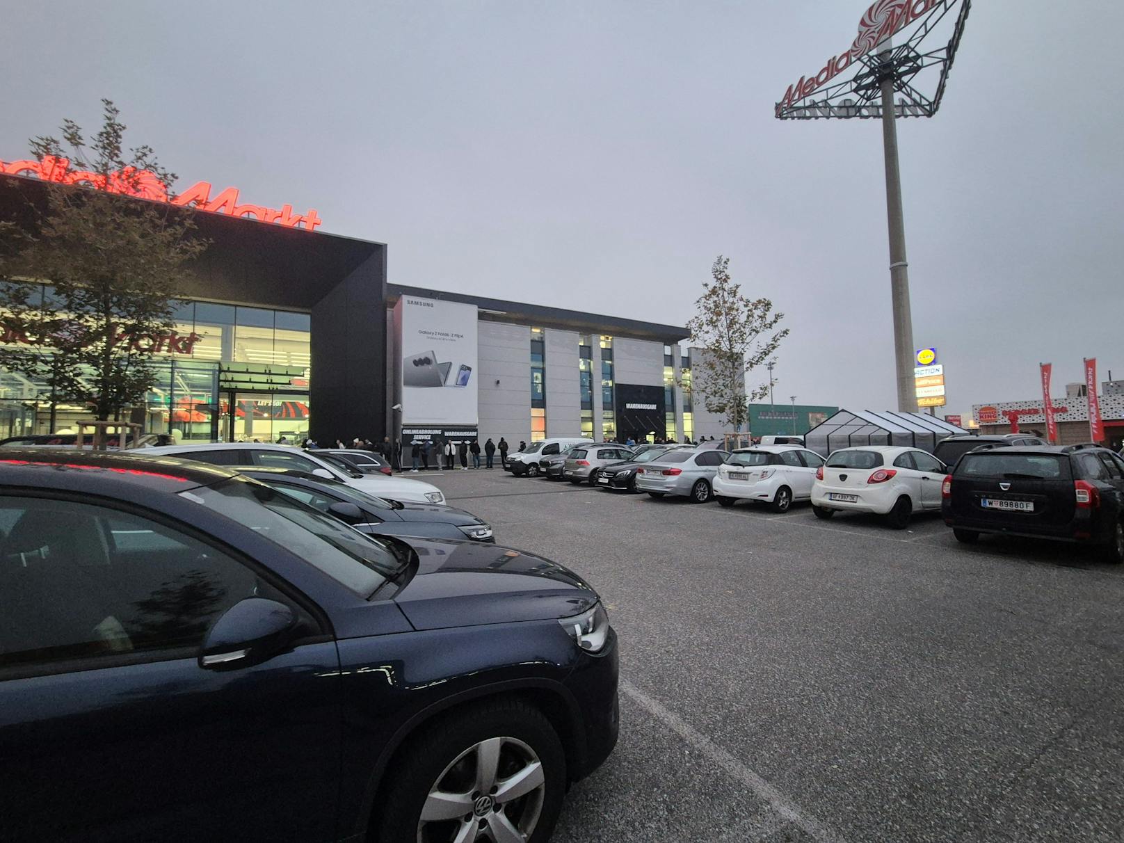 Der Media Markt öffnete nach dem Umbau seine Pforten. Die Warteschlange war riesig. 