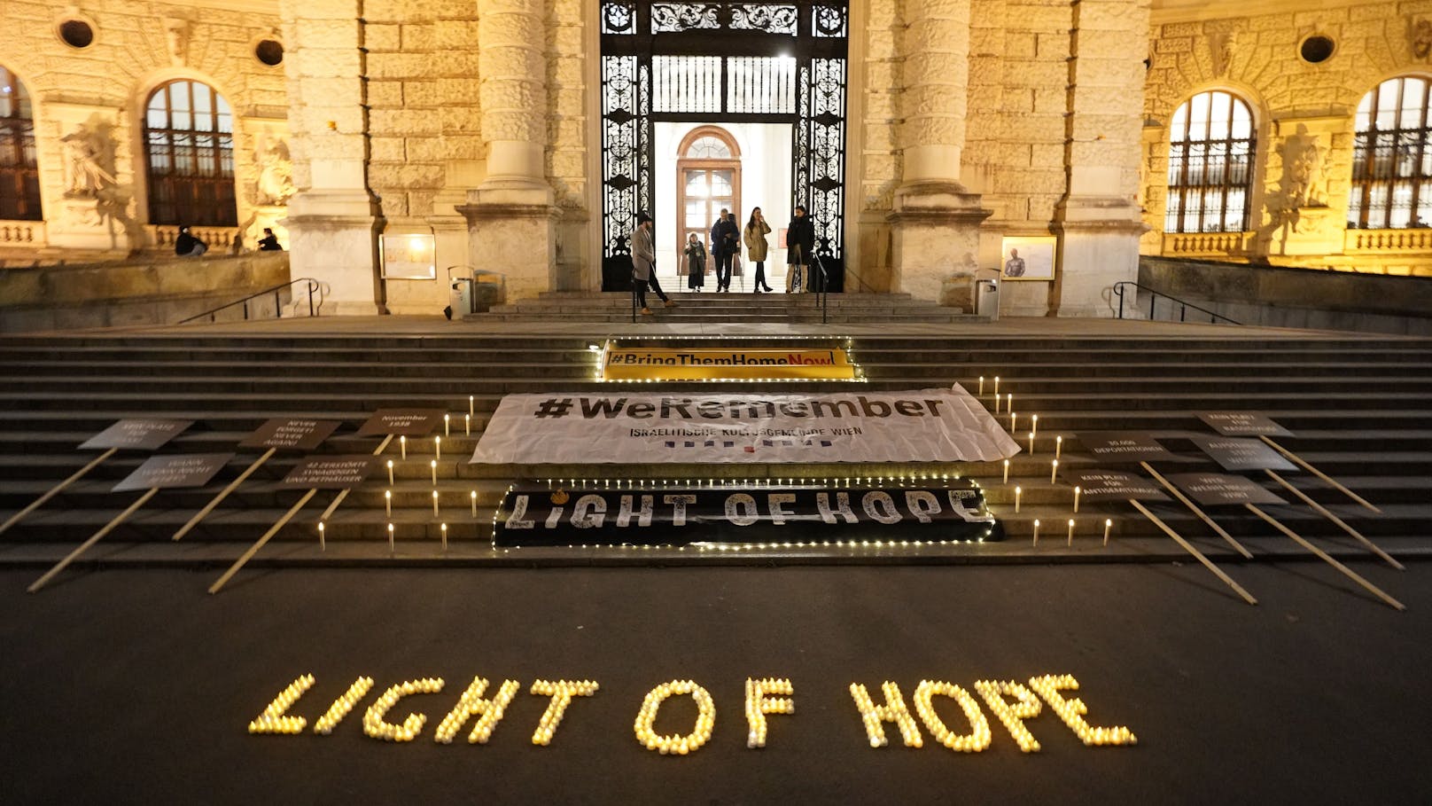 ... Synagogen brannten in Wien. Das Novemberpogrom in Wien war von großer Brutalität gekennzeichnet.