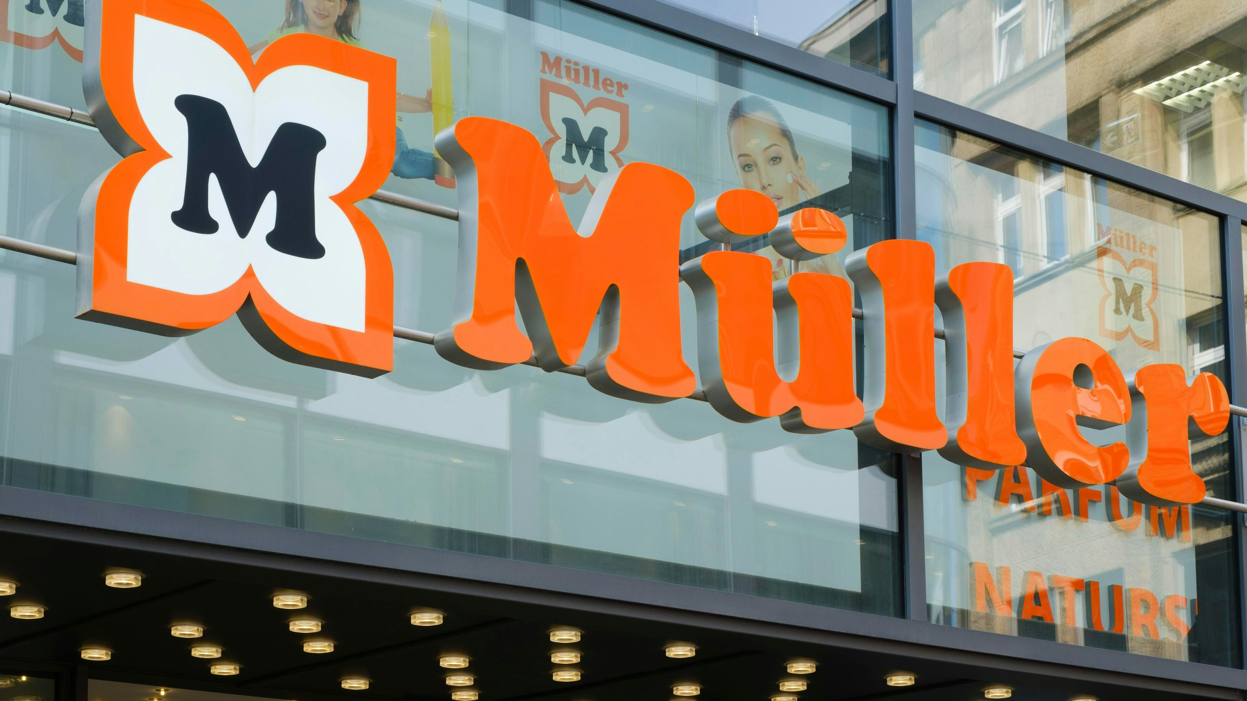 Download von www.picturedesk.com am 07.11.2024 (14:49).  Müller, Logo und Schrift der Drogeriemarktkette, Nordrhein-Westfalen, Deutschland, Europa - 20210712_PD16322 - Rechteinfo: Rights Managed (RM)