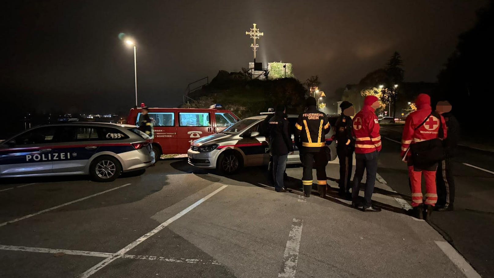 Polizei und Feuerwehr suchen das Gebiet nahe der Donau nach dem vermissten 49-Jährigen ab.